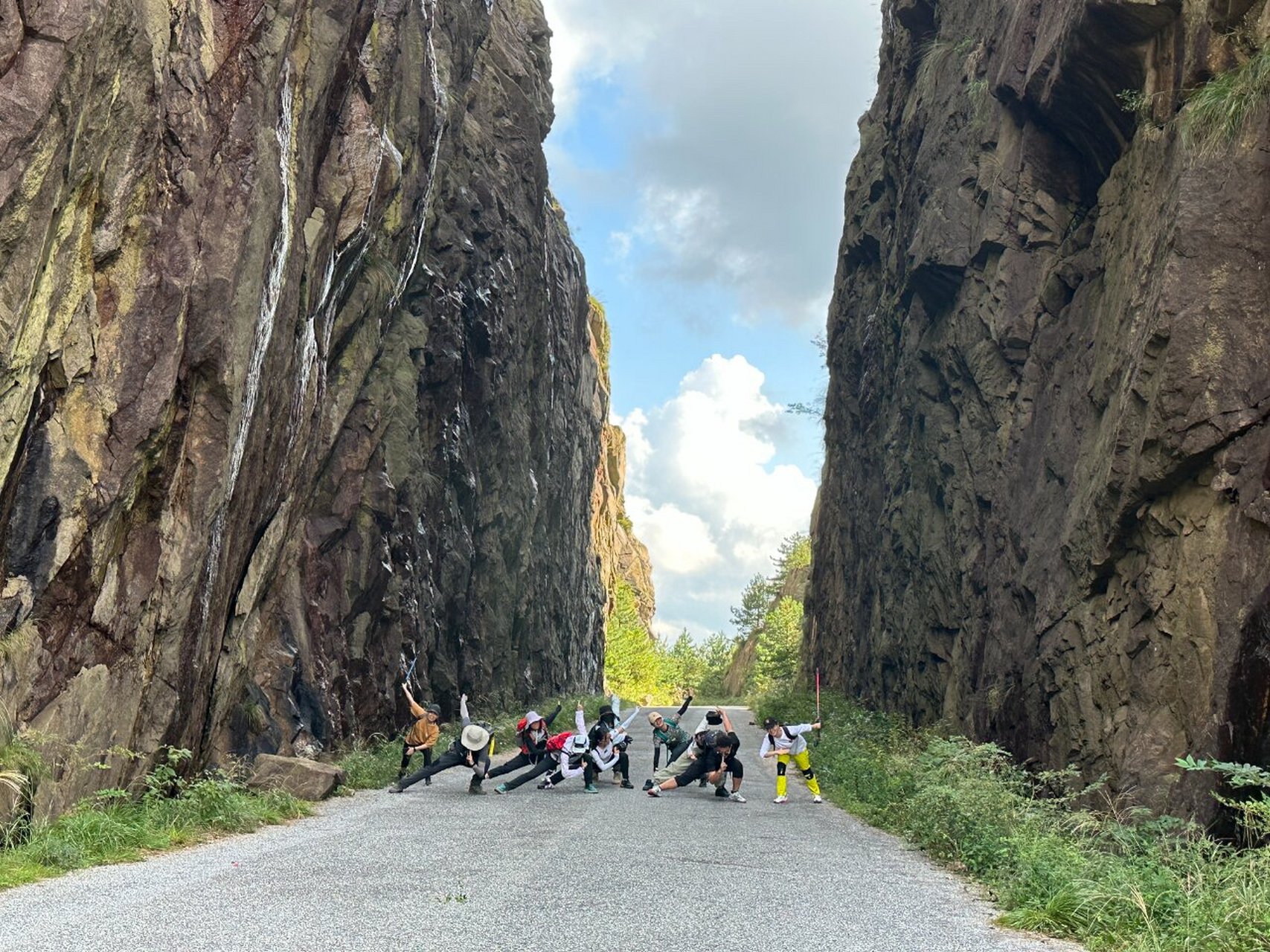 山城石门凿,池州白沙岭 白沙岭古道位于棠溪镇石门村,这里地处贵池