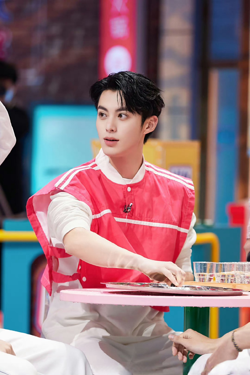 王鹤棣戴熊猫帽子好可爱##王鹤棣戴熊猫帽子接受惩罚# 我宣布王鹤棣