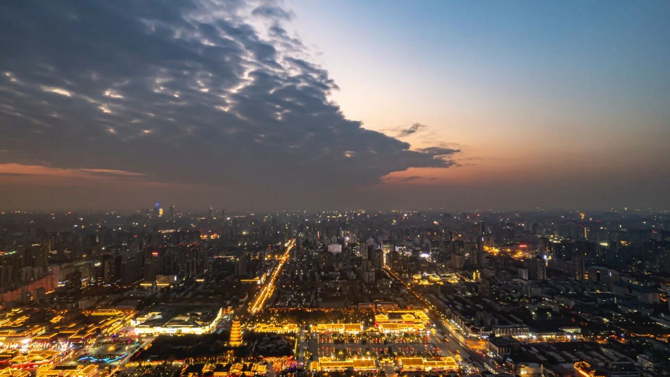 爬楼之际,偶遇无人机大佬,提供了几张大唐不夜城的夜景航拍片子,简单