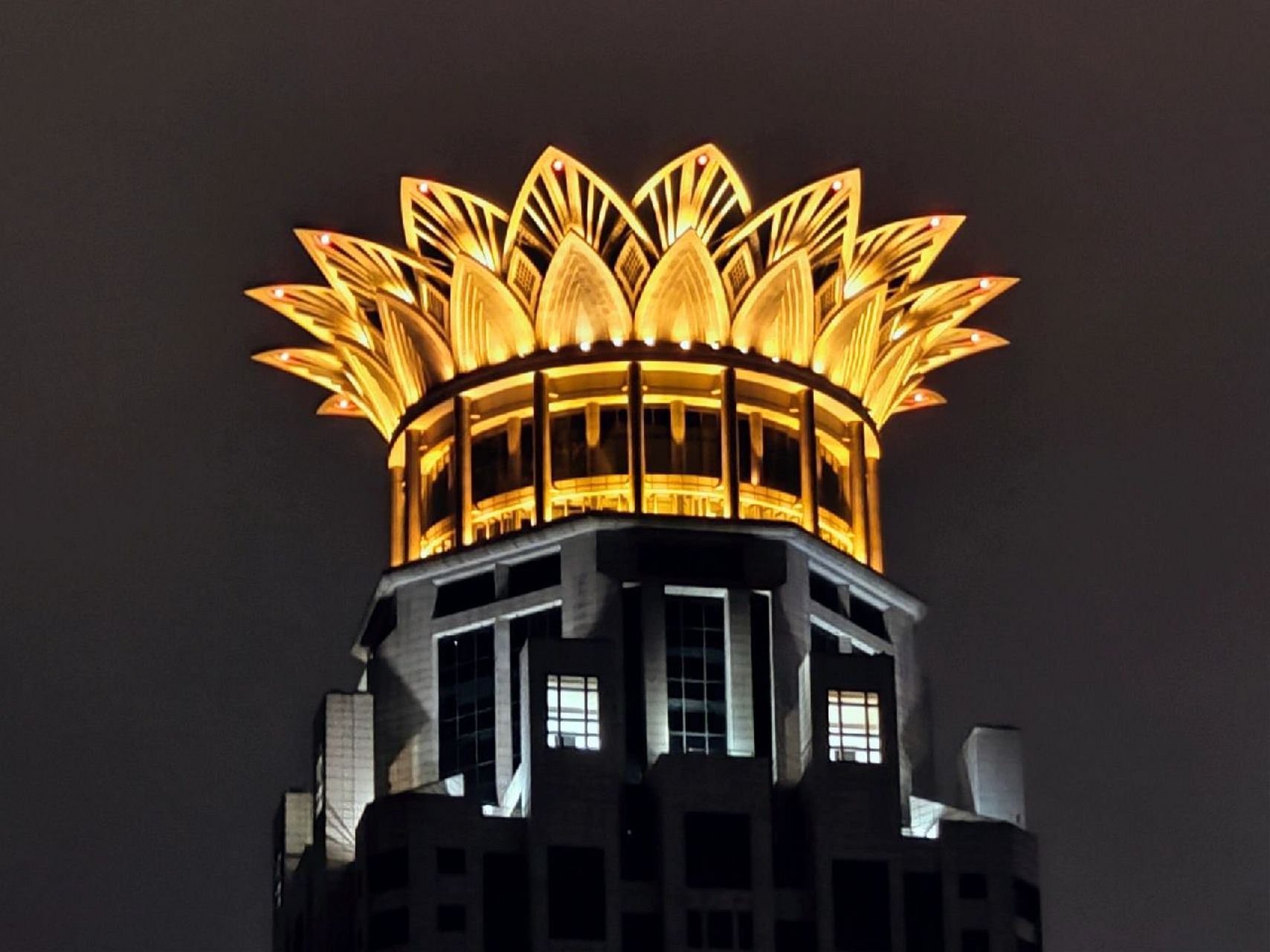 你一定见过的外滩莲花状建筑,名字忘了 楼顶像是莲花,只要在外滩,南京