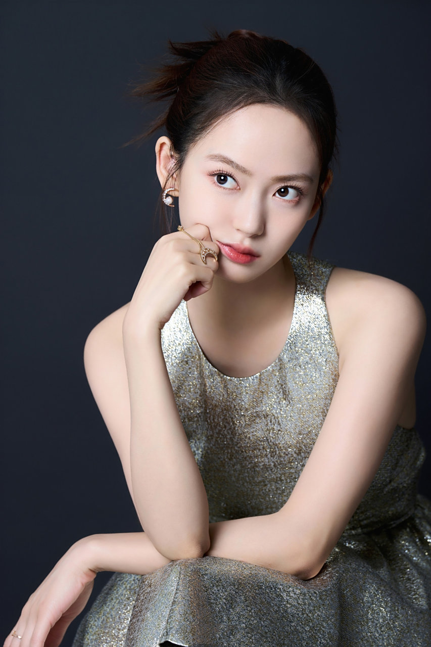 陈雨锶银色长裙头像写真,光彩熠熠甜美可人