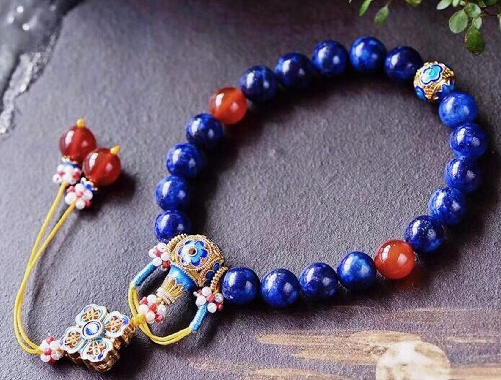 青金石的功效与作用佩戴禁忌7515 青金石里面含有多种矿物质,常戴