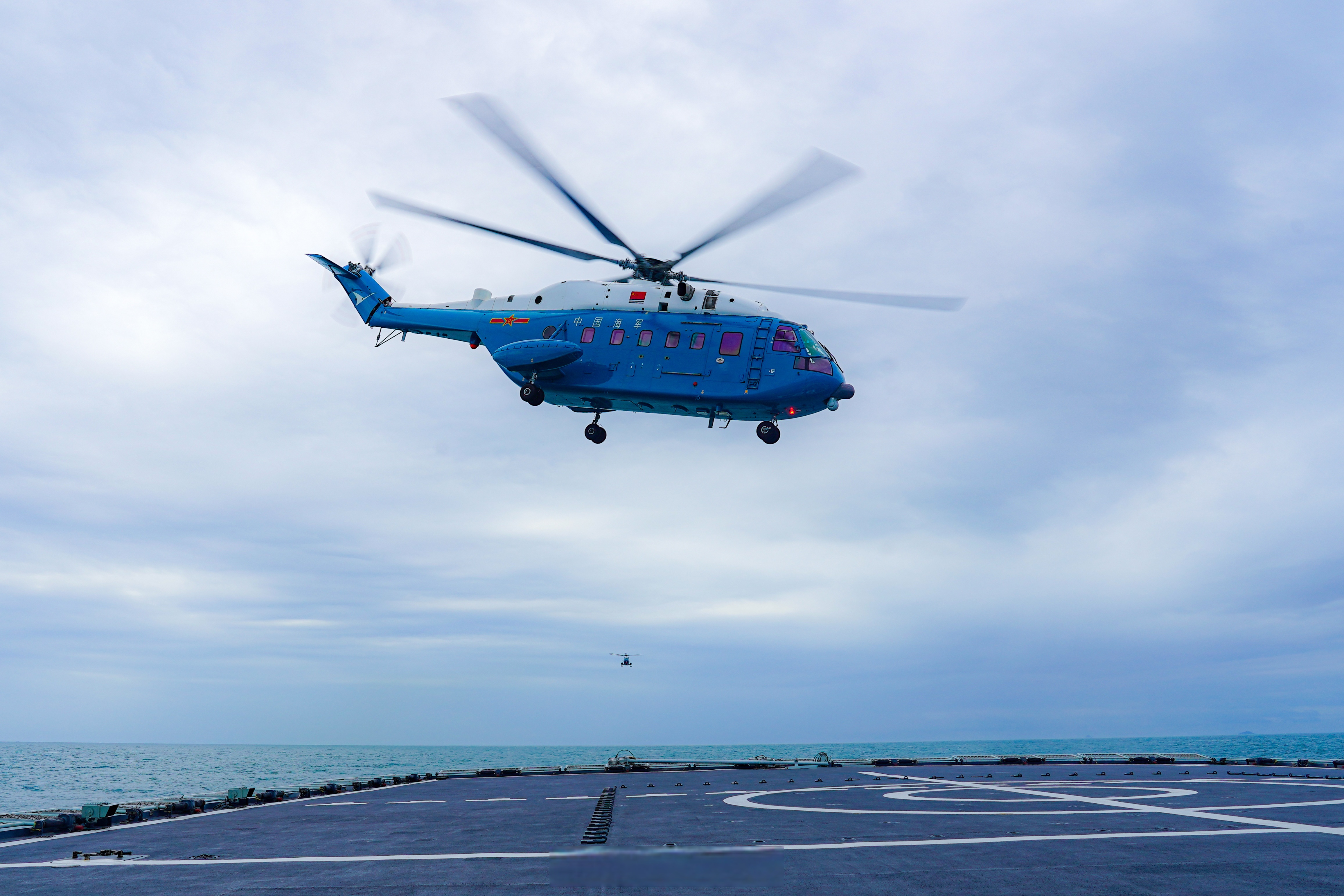 近日,南部战区海军航空兵某舰载直升机
