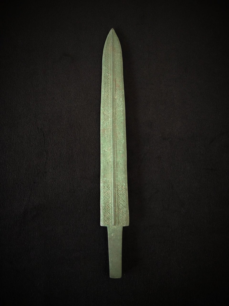 青铜矛 青铜矛是古代用于冲刺的兵器,通常与盾配合使用,青铜矛分身和