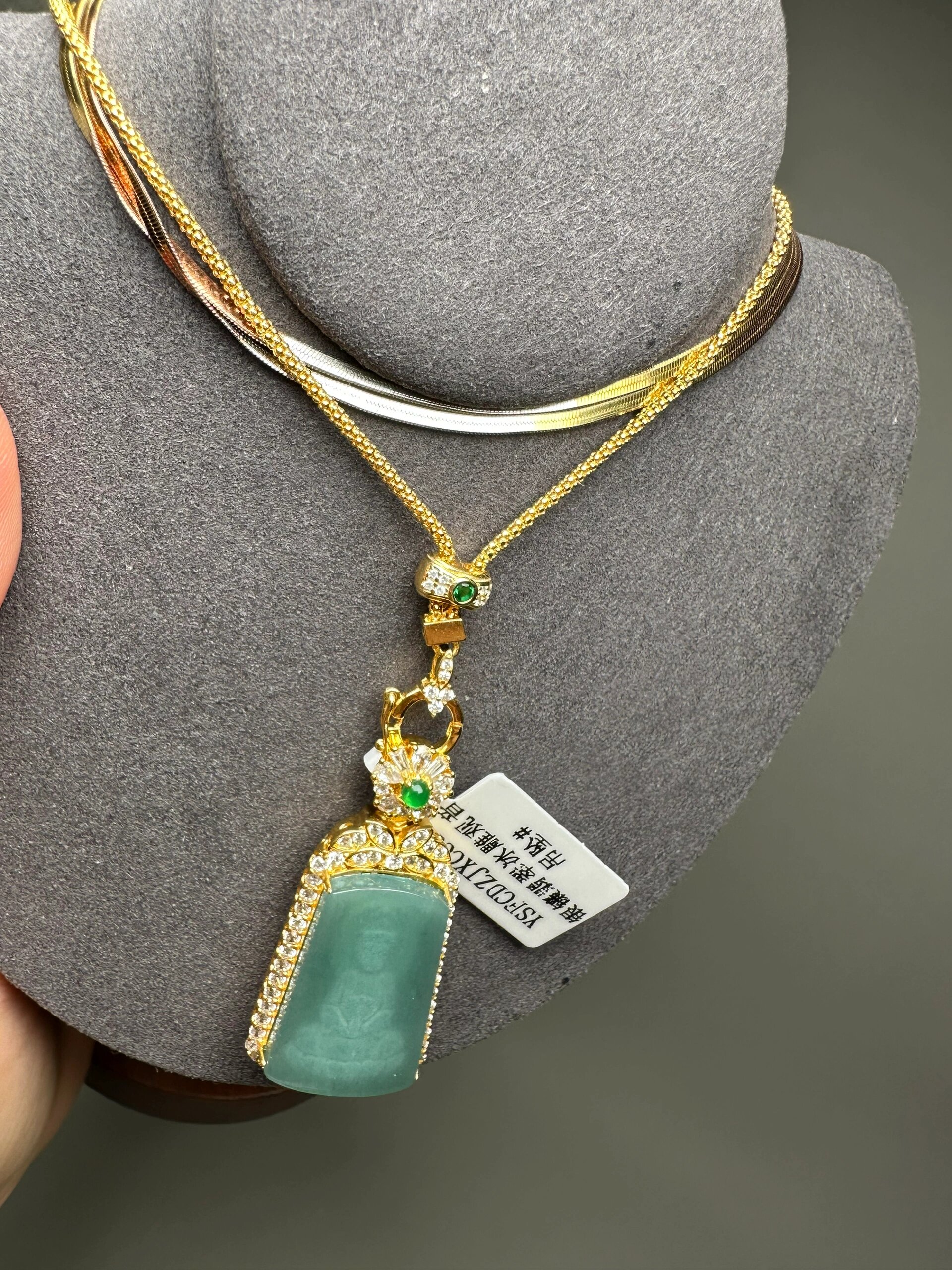 阴雕翡翠观音吊坠 阴雕的观音,真的好美!喜欢老蓝水翡翠!