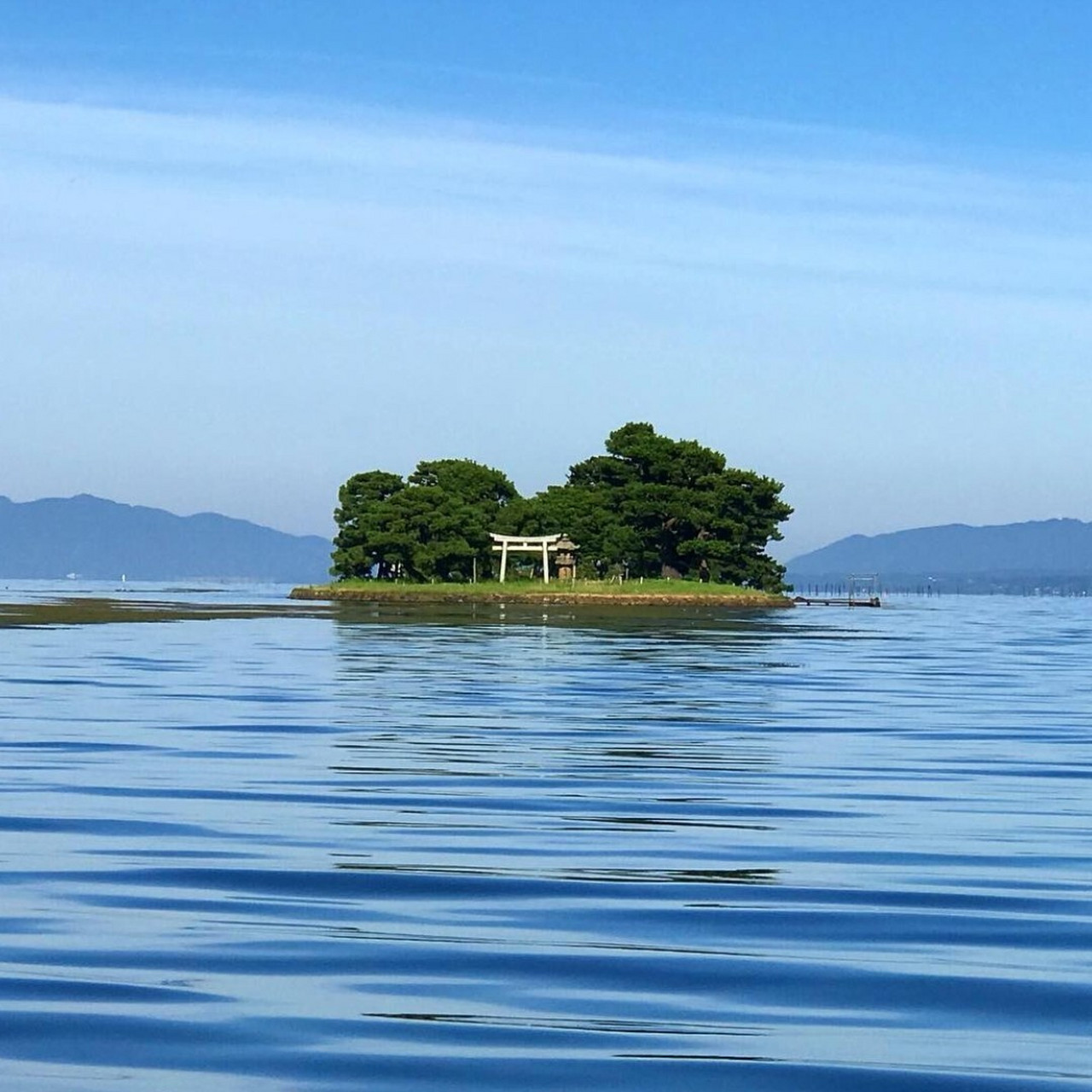 京都漂浮的唯美小岛◎滋贺琵琶湖竹生岛 一座漂浮于水上约6公里处的