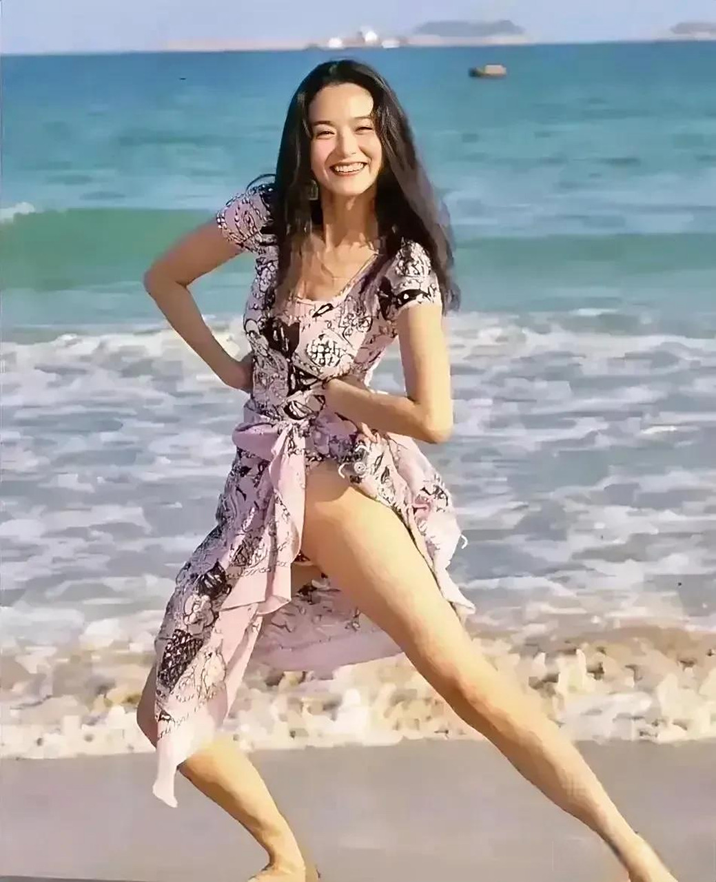 林青霞年轻时在海边拍的撩裙照片,满满的青春气息,她的脸上洋溢着绝美