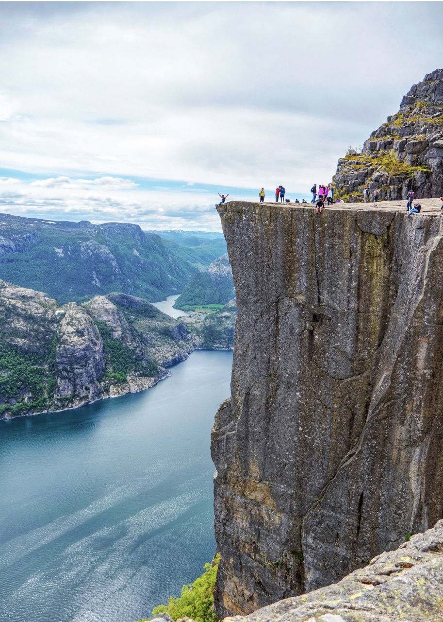 挪威布道石作死 15年第一次北欧之旅,爬了4个小时到山顶,脑子一抽坐到
