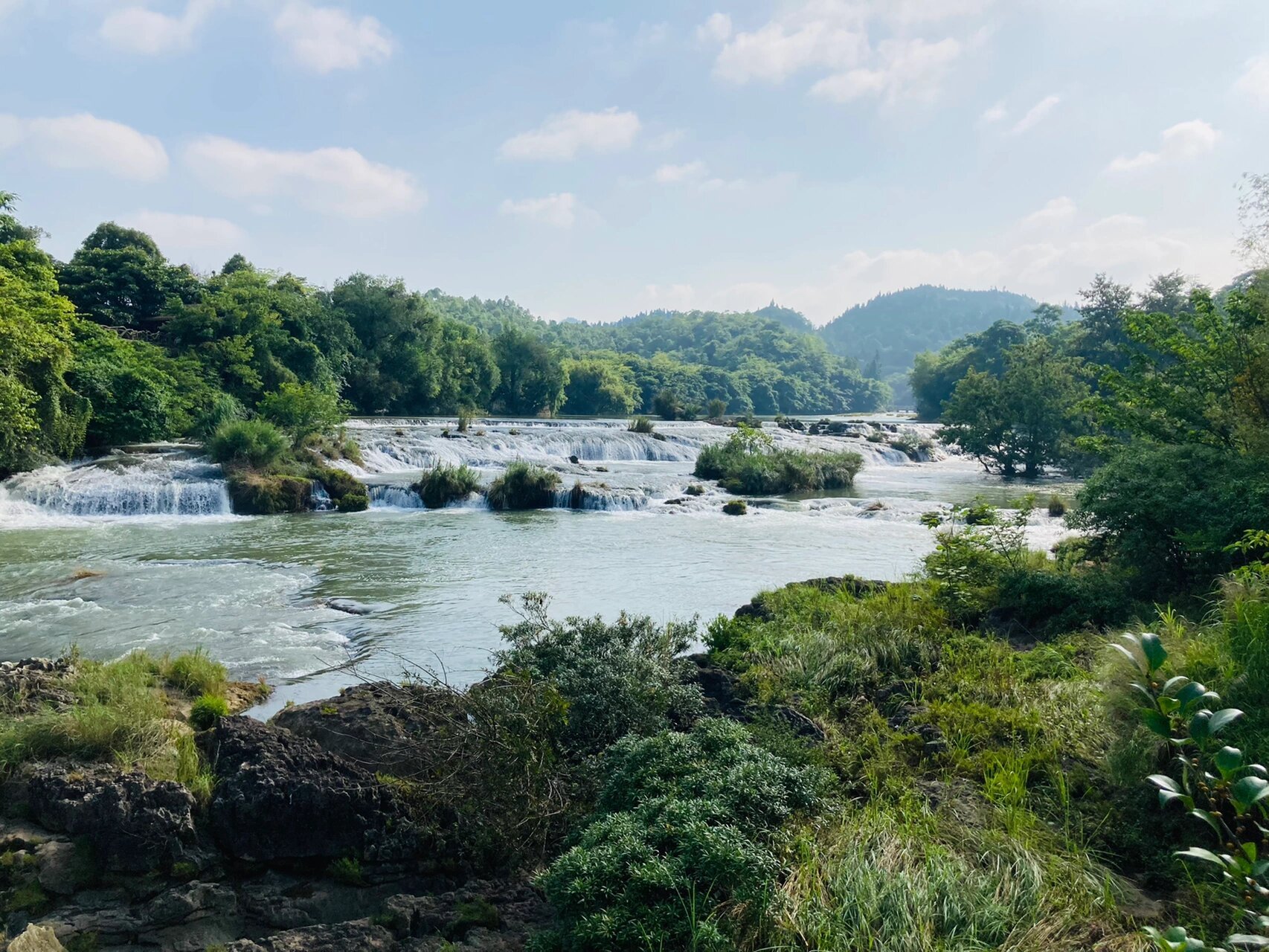 陡坡塘瀑布顶上是一个面积达1.