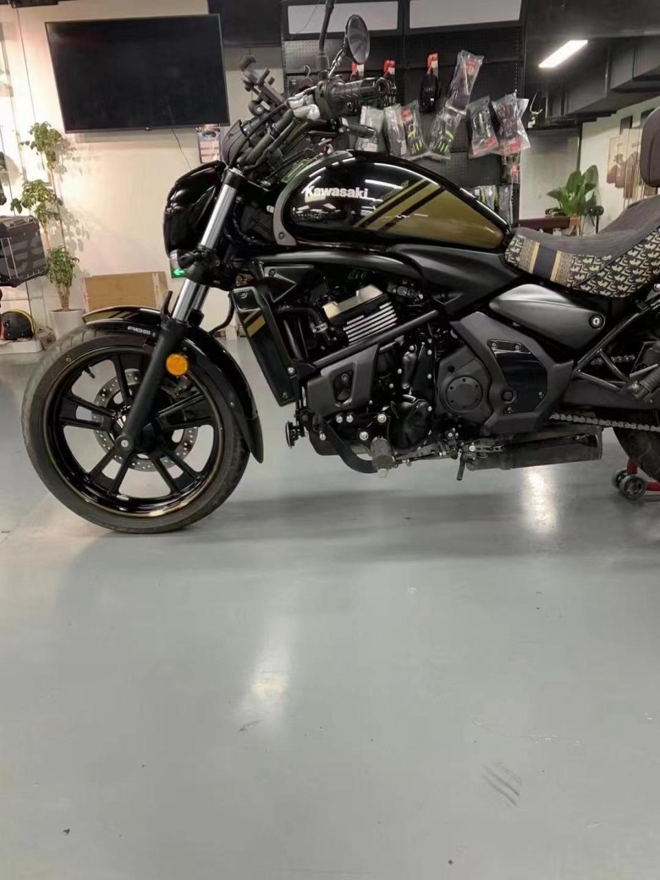川崎小火神650 暗金黑  仅仅行驶行驶5200公里  前后原厂胎  地库长大