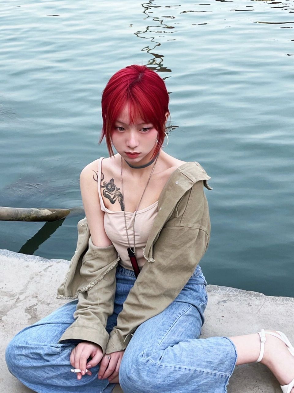 女孩子抽烟纹身就是学坏? 二十一世纪了诶!这都二十一世纪了诶!