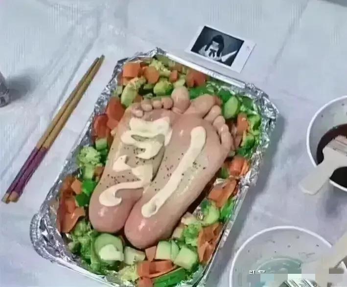 仔细想想还觉得他们的内日本脚宴把少女脚做成菜中国少女的脚被切并