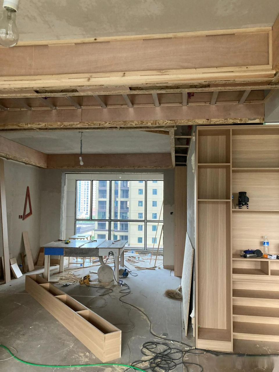 哈喽,分享一下木工的杰作,吊顶使用的是欧松板,柜体使用的是实木板