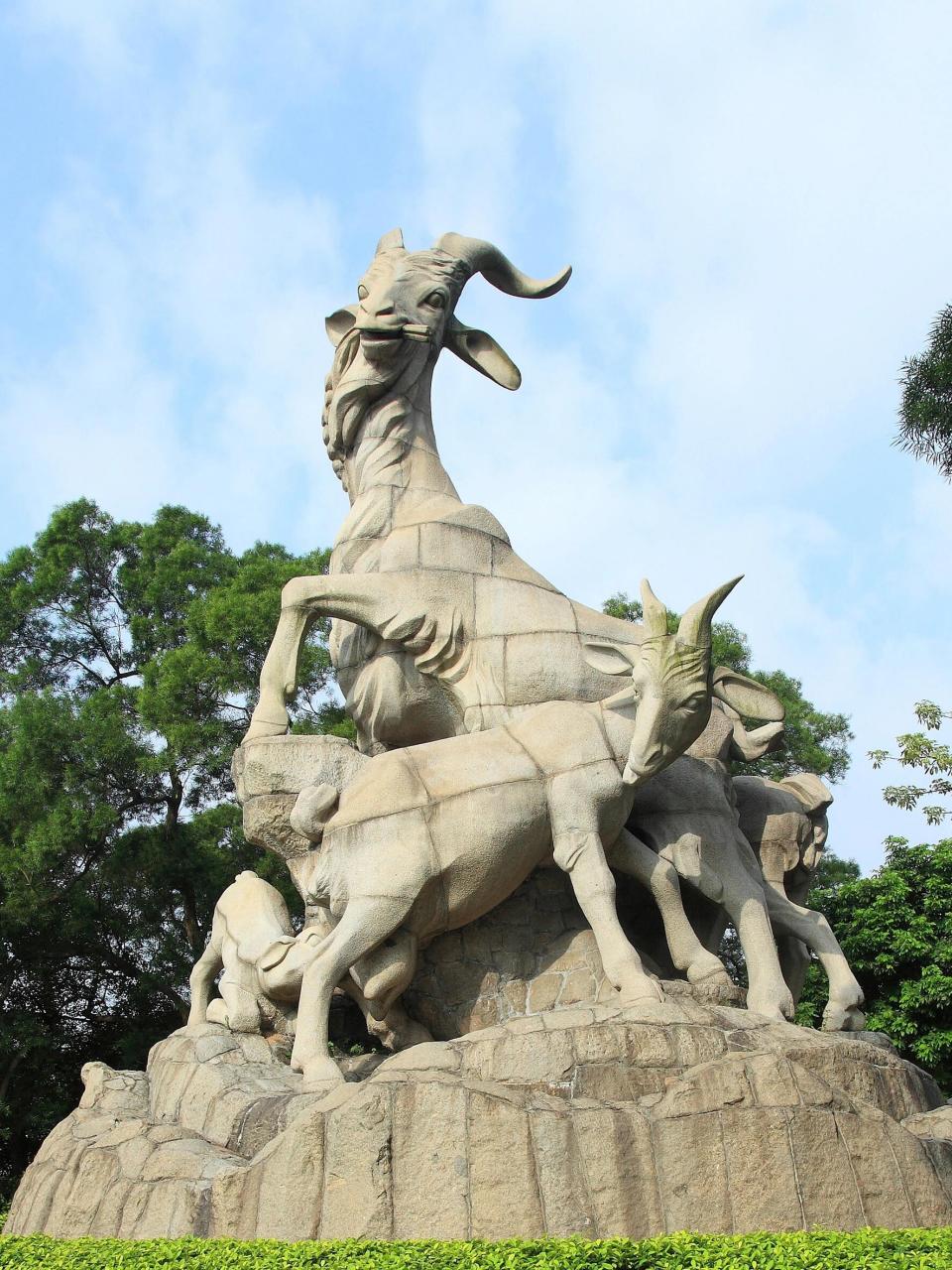 五羊石雕 五羊石雕位于广州市越秀公园内的越秀山木壳岗.