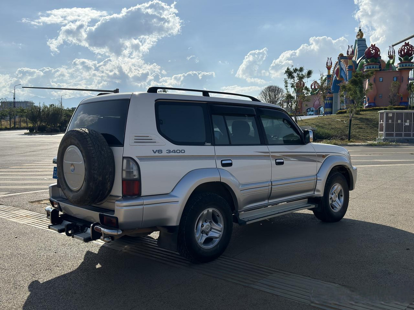 它是丰田霸道lc95,在02年停产,后面国内的北汽也组装过路霸.