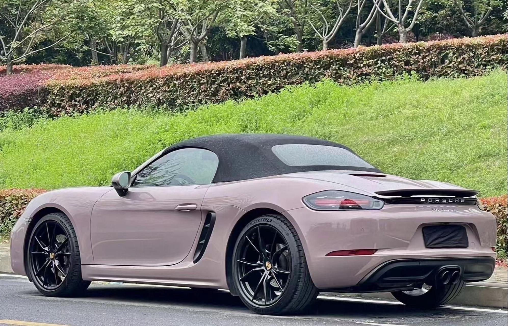 拿下 23年保时捷718敞篷 冰莓粉 红内 满配 77万配置.1.