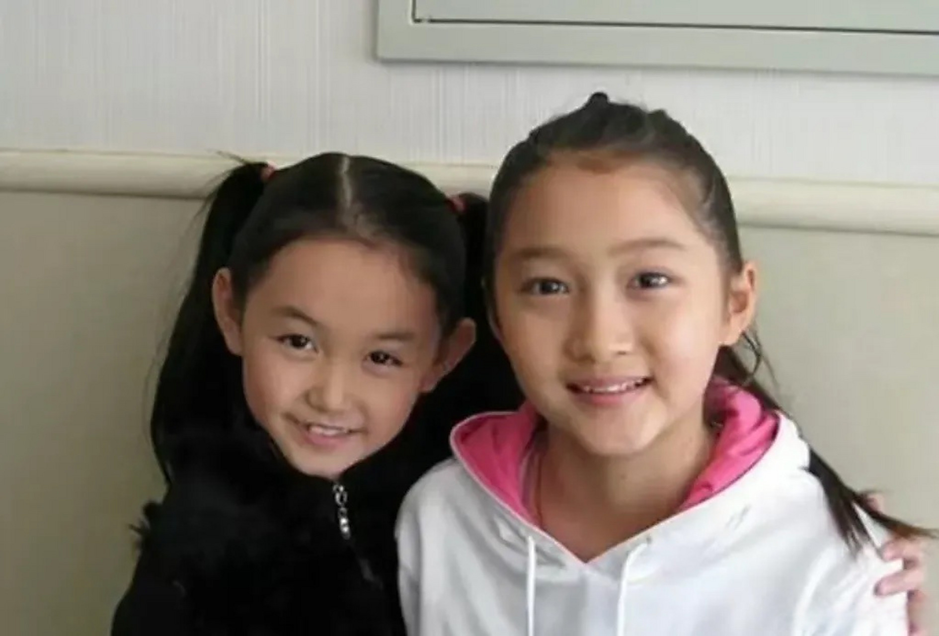 关晓彤和蒋依依,从小就这么漂亮