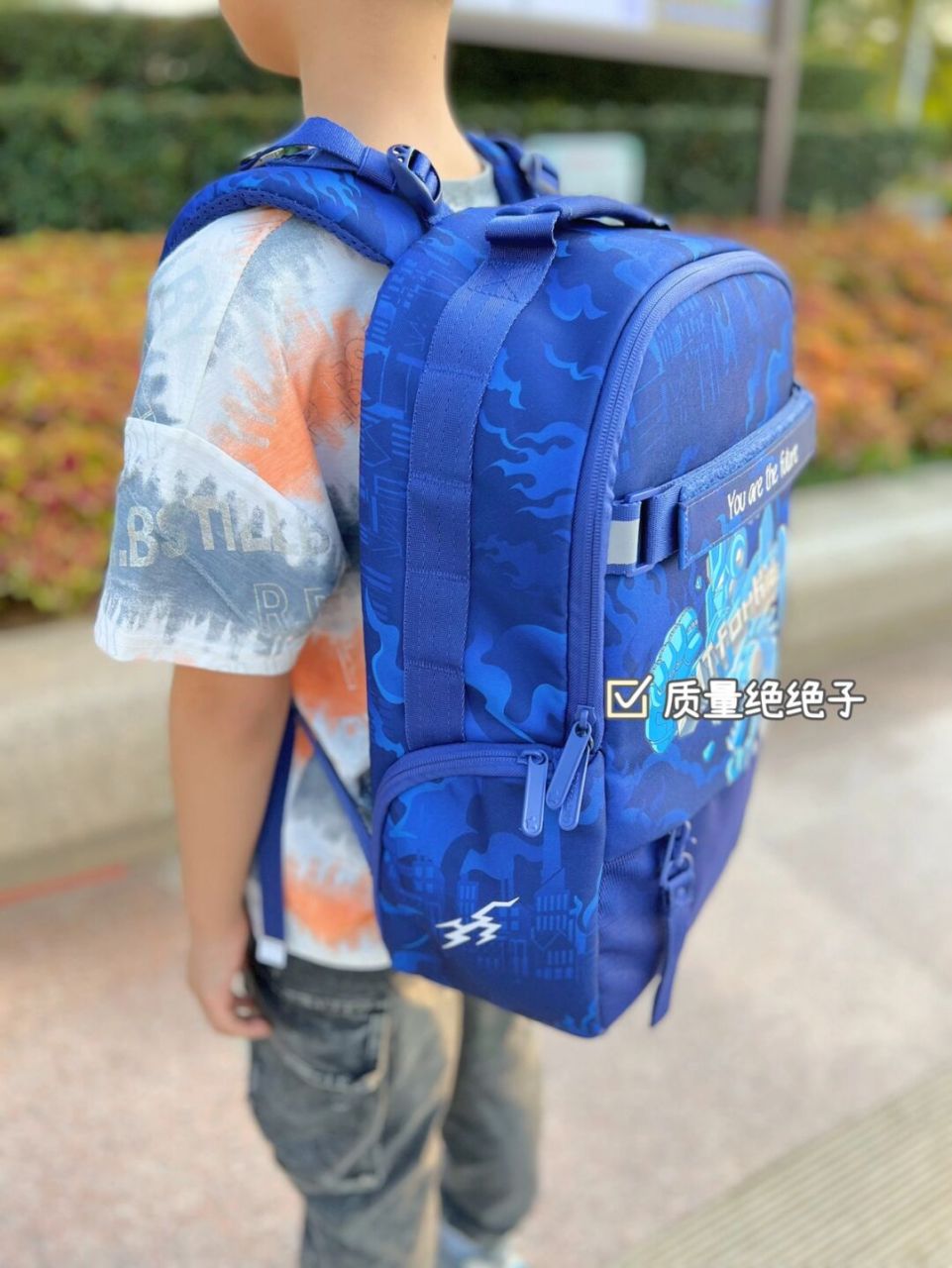 今年开学四年级了,[偷笑][偷笑]儿子要求我给他换一个容量大点的书包