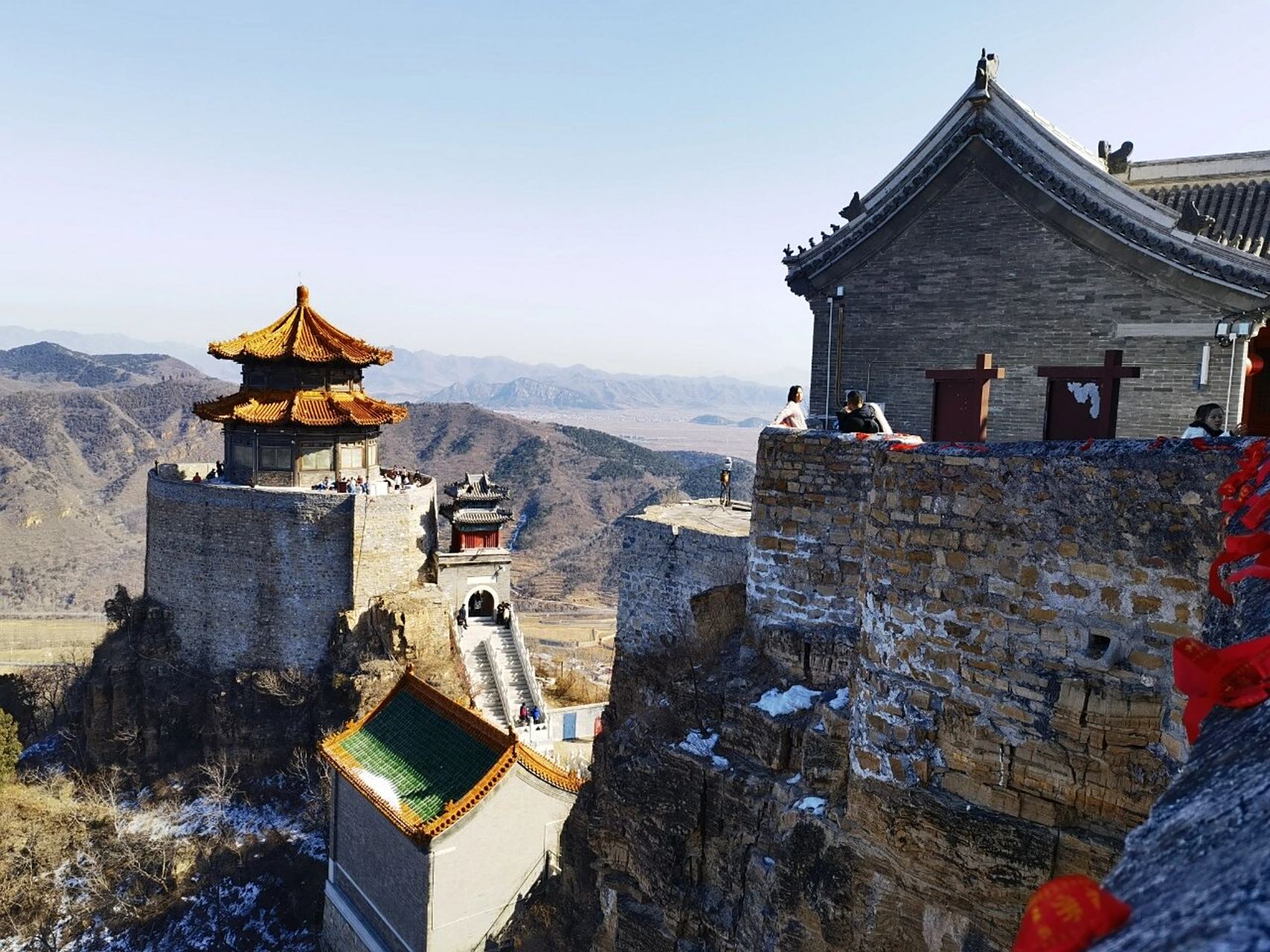 丫髻山 丫髻山风景区位于北京市平谷区刘家店镇(距天安门91公里,据