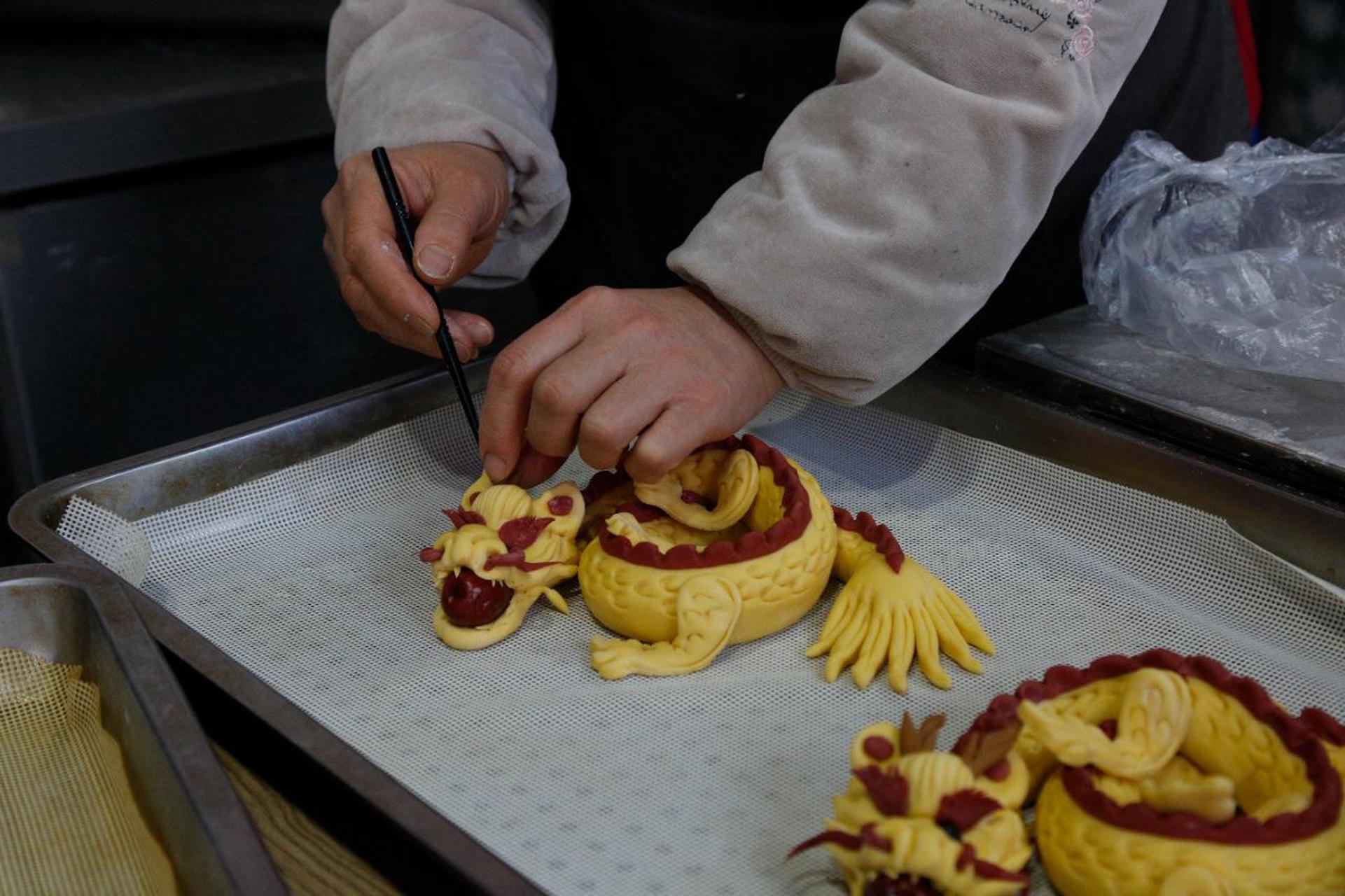 和面,揉面,塑形……一派忙碌的花馍制作景象.
