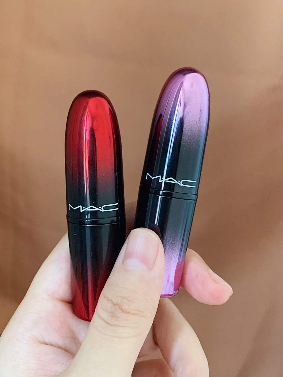 mac渐变423 冷光下会有一点点的紫调 但是暖光下就是 敲浓郁的一只