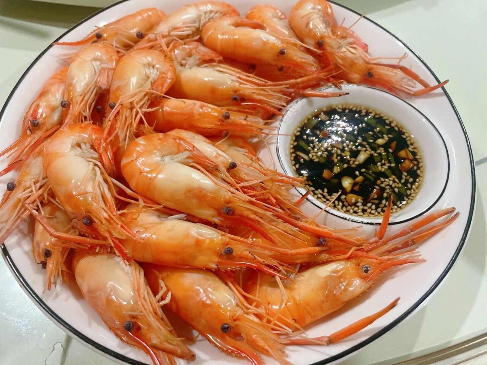 清蒸罗氏虾 罗氏虾肉质比较紧实,清蒸的口感比明虾好很多,而且罗氏虾