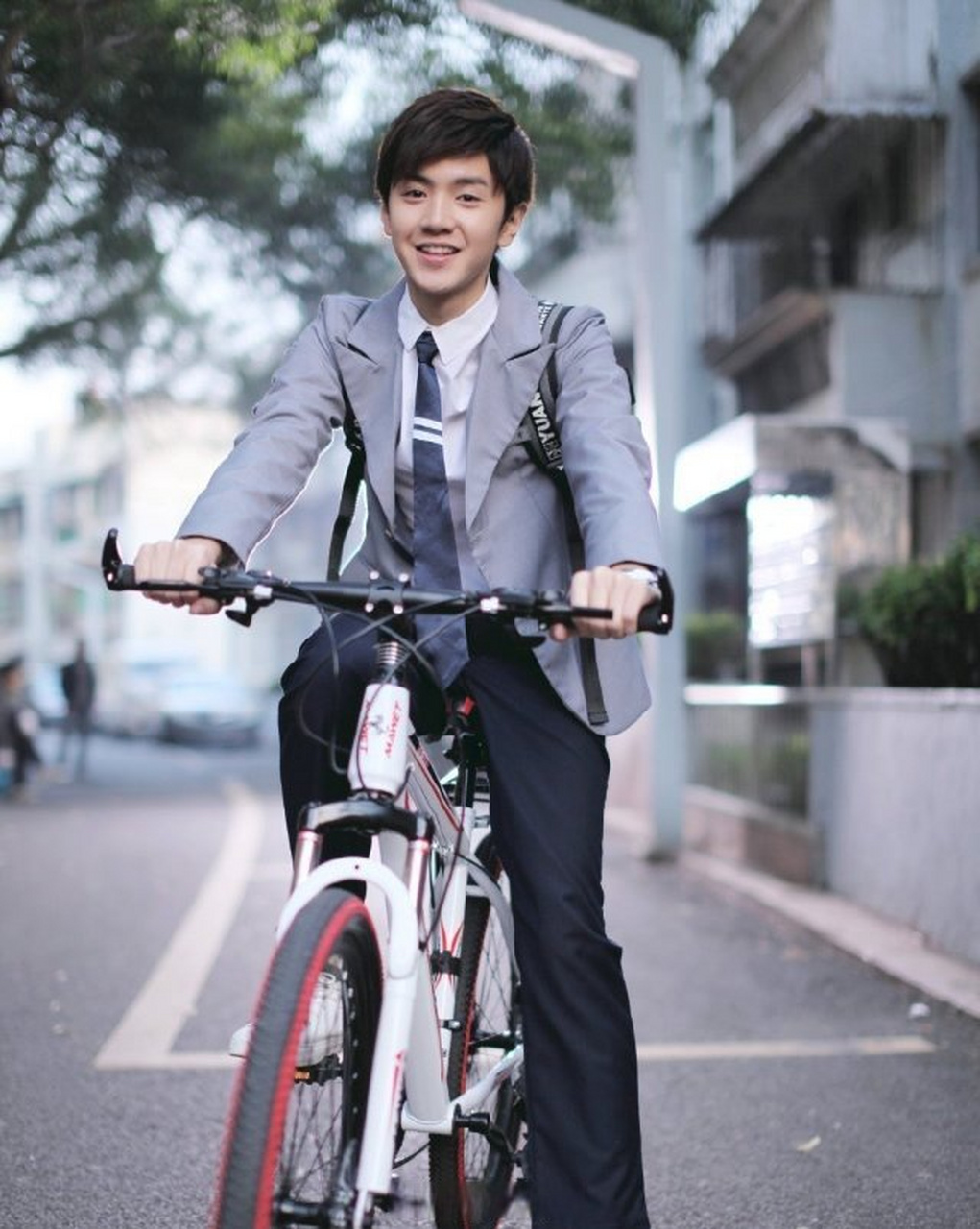 考古陈哲远旧照,跟现在感觉有了一点变化,鼻子好奇怪,还是戴口罩看着