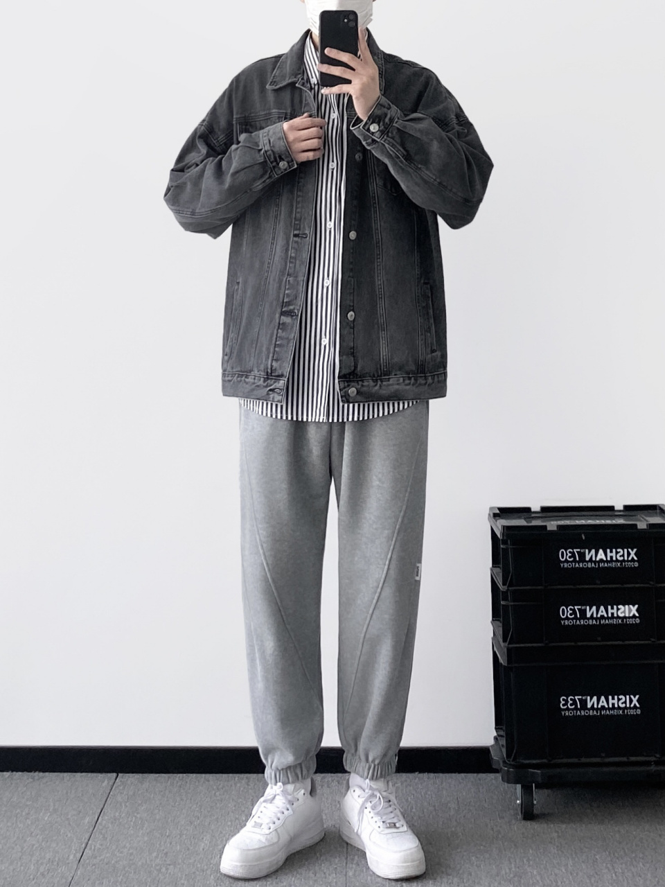 黑灰色牛仔外套77黑色条纹衬衫77灰色束脚卫裤整体衣服搭配很简洁