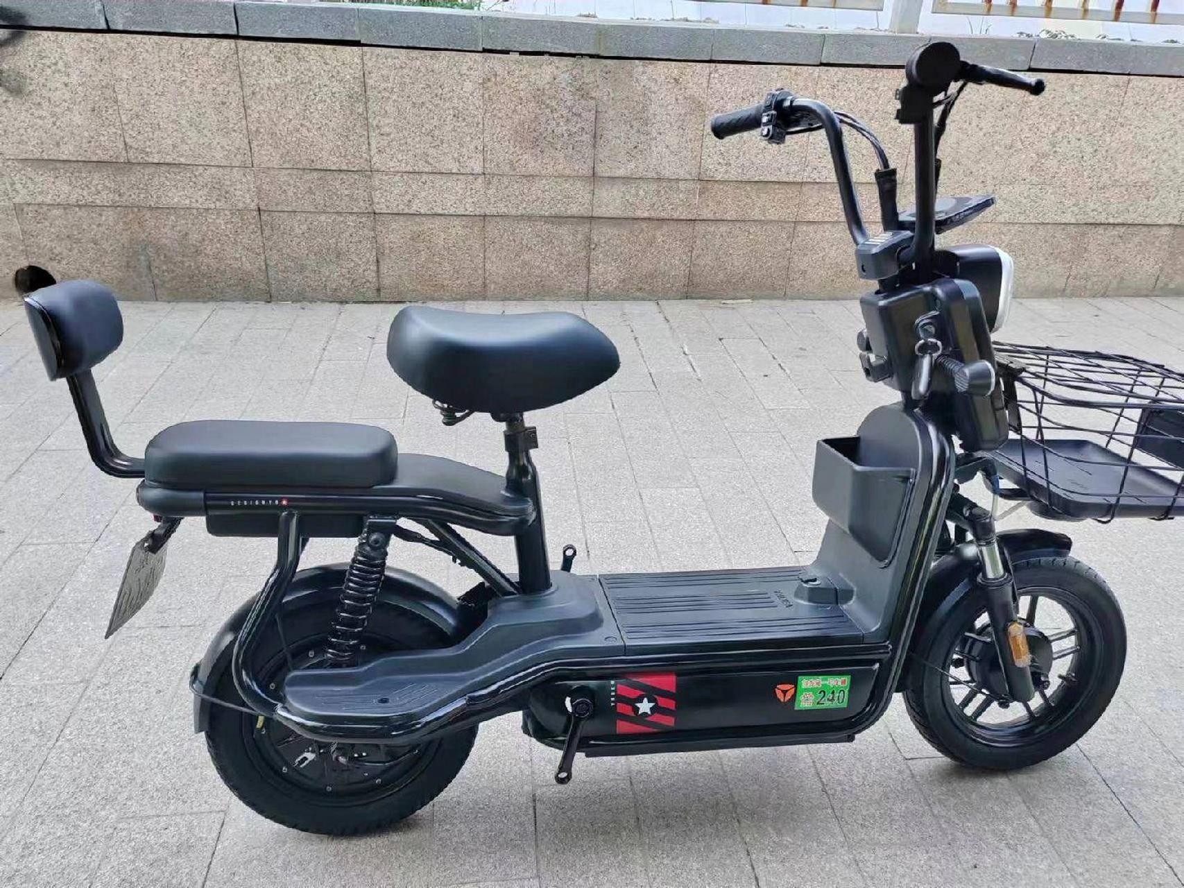 雅迪速威一台6020的五块大电池续航50/60公里左右动力足.