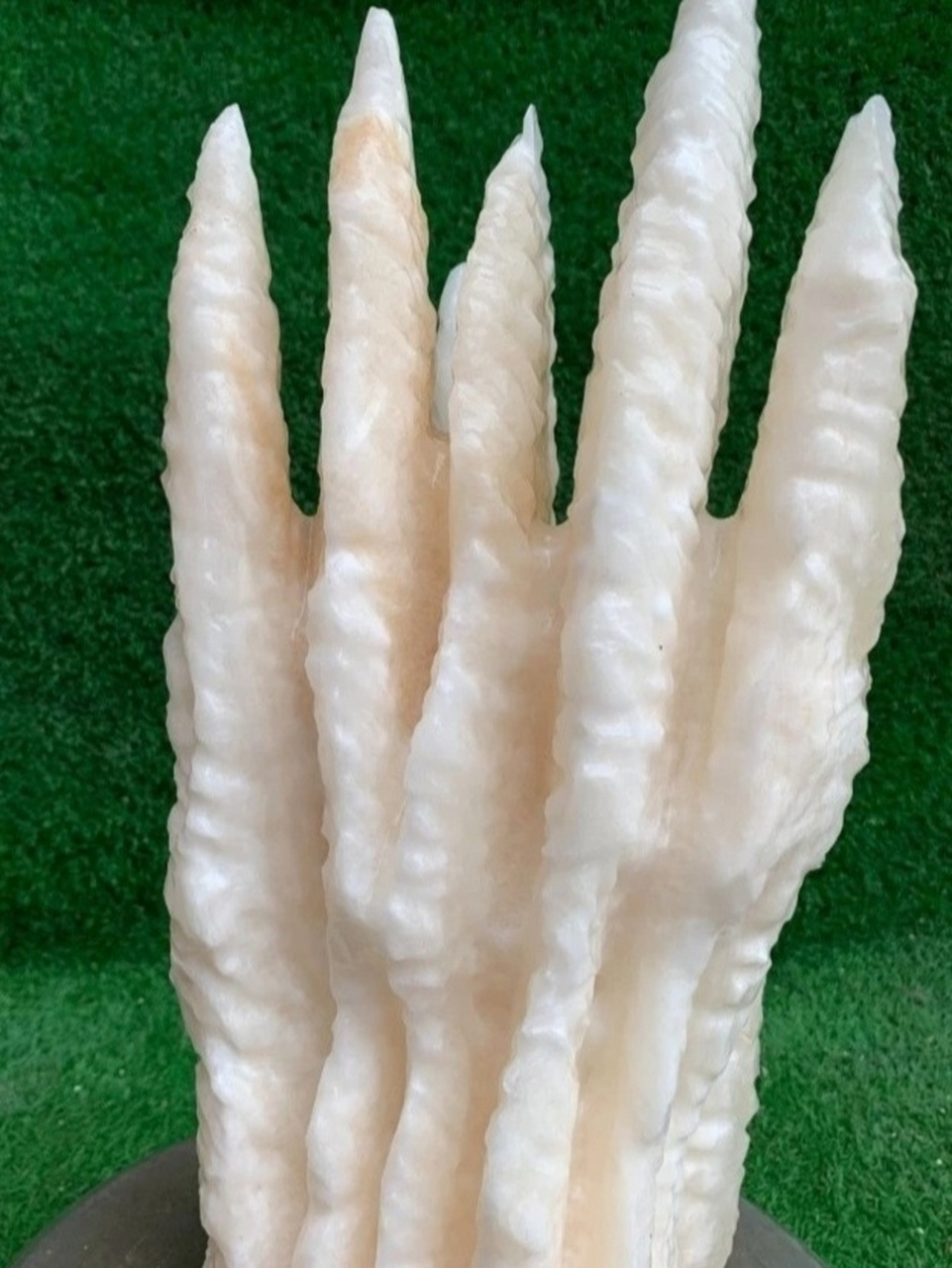 钟乳石(stalactite),又称石钟乳 钟乳石(stalactite),又称石钟乳,是指