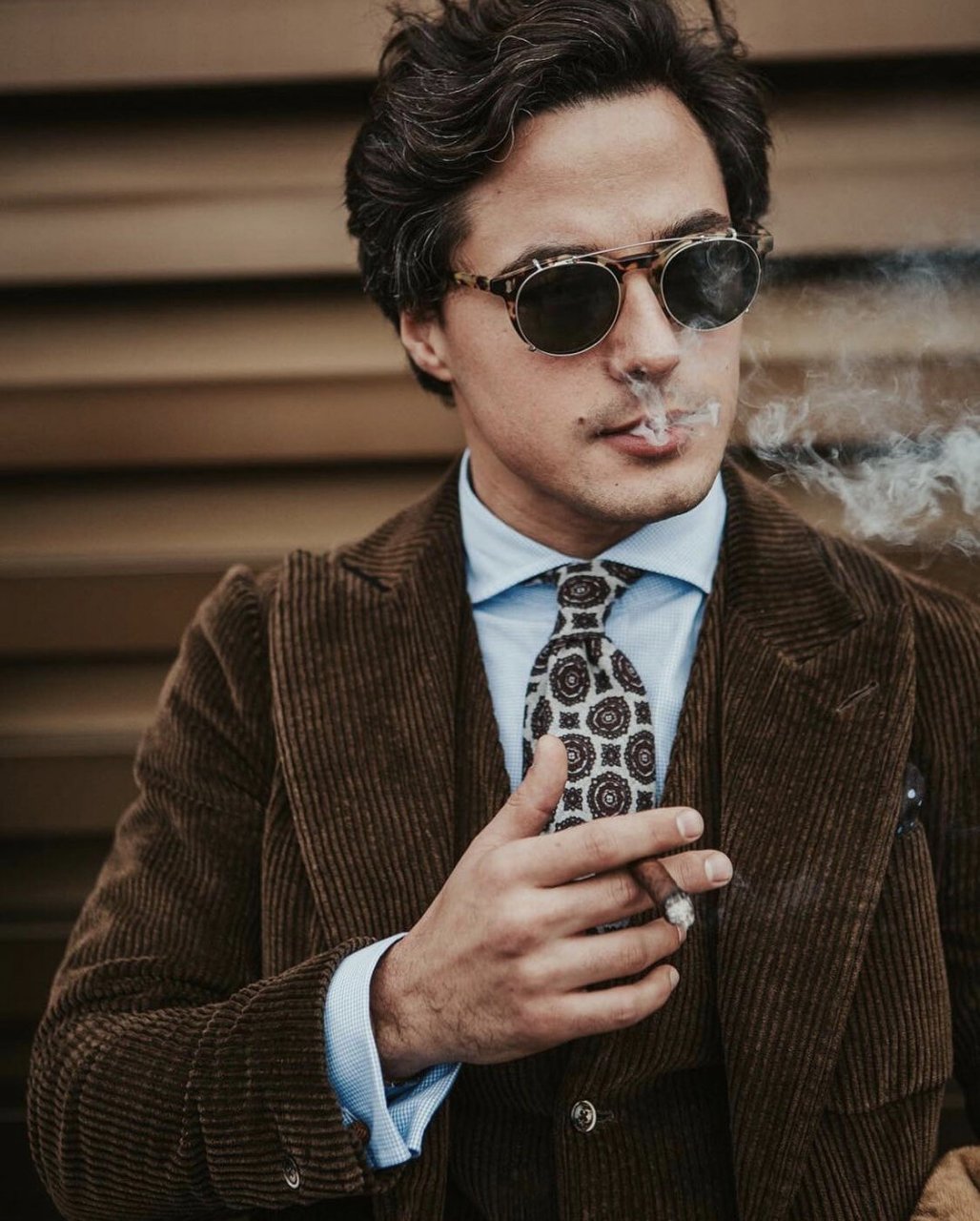 优雅抽烟的涨姿势装备01 08 	 经常抽烟的男人身上,不会有言情小说