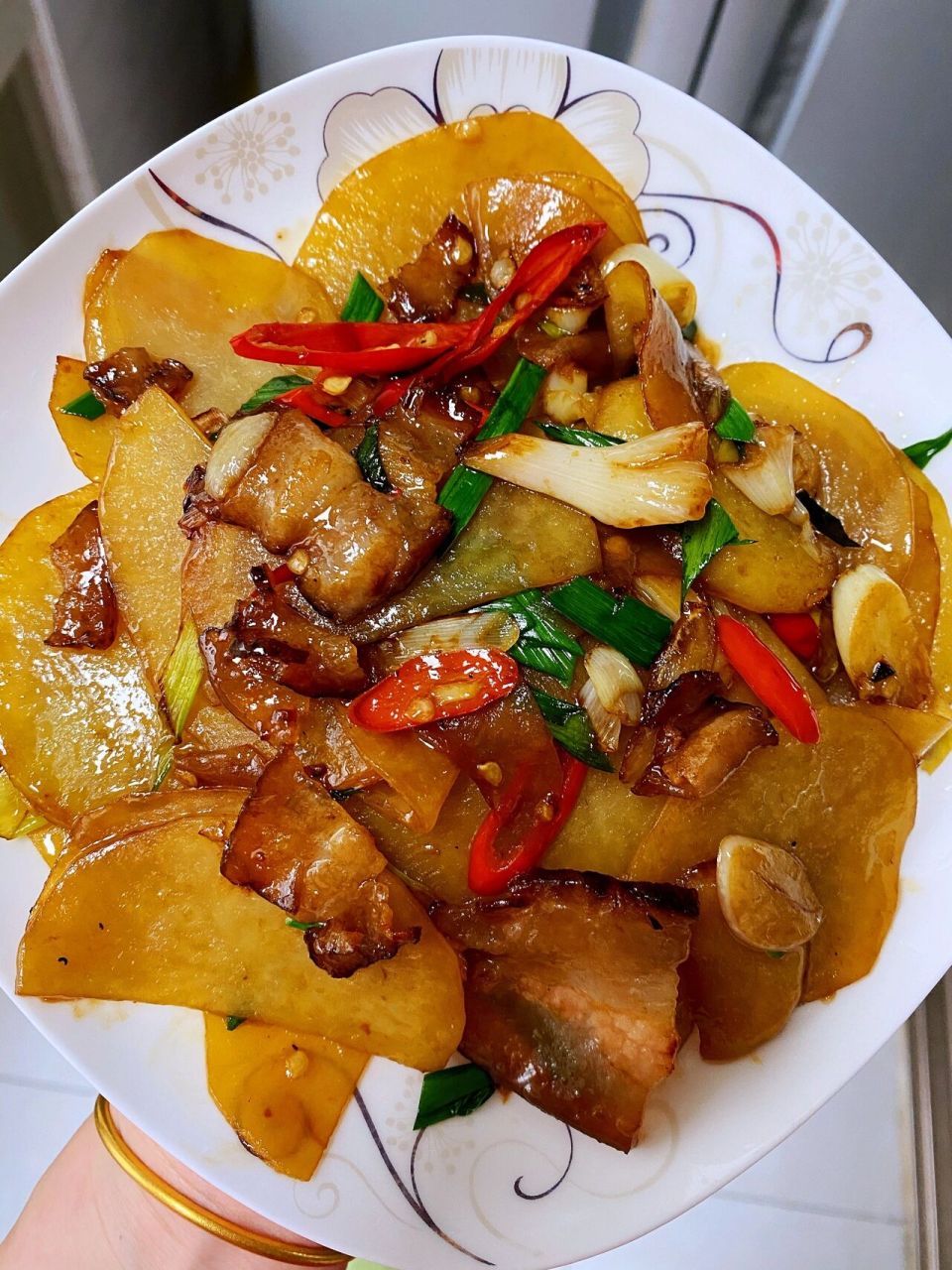 99做法99 1,腊肉,土豆切片,切点蒜片蒜苗小米辣备用.