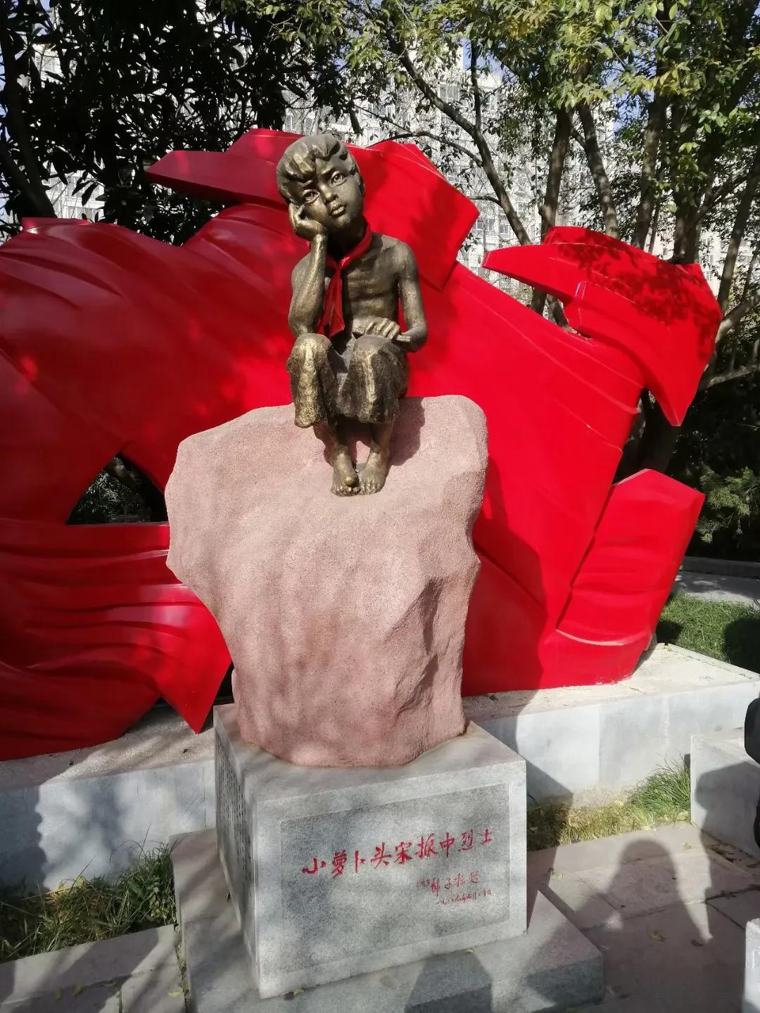 小萝卜头宋振中是最小的革命烈士,他的父亲,就是原杨虎城的秘书,中共