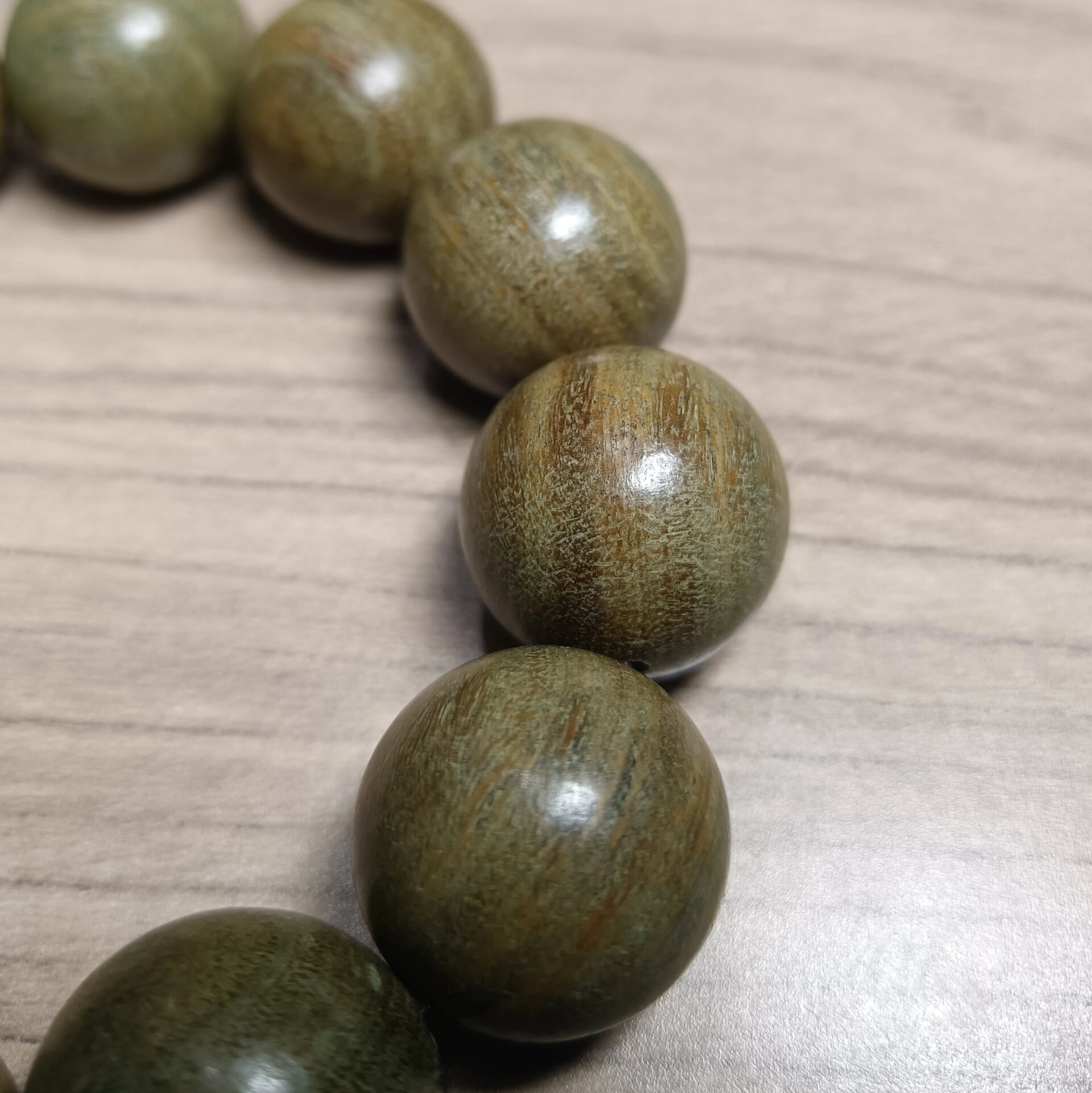 精品顺纹绿檀手串 真正的绿檀木,有着奇特的氧化变色过程,由黄变绿,又