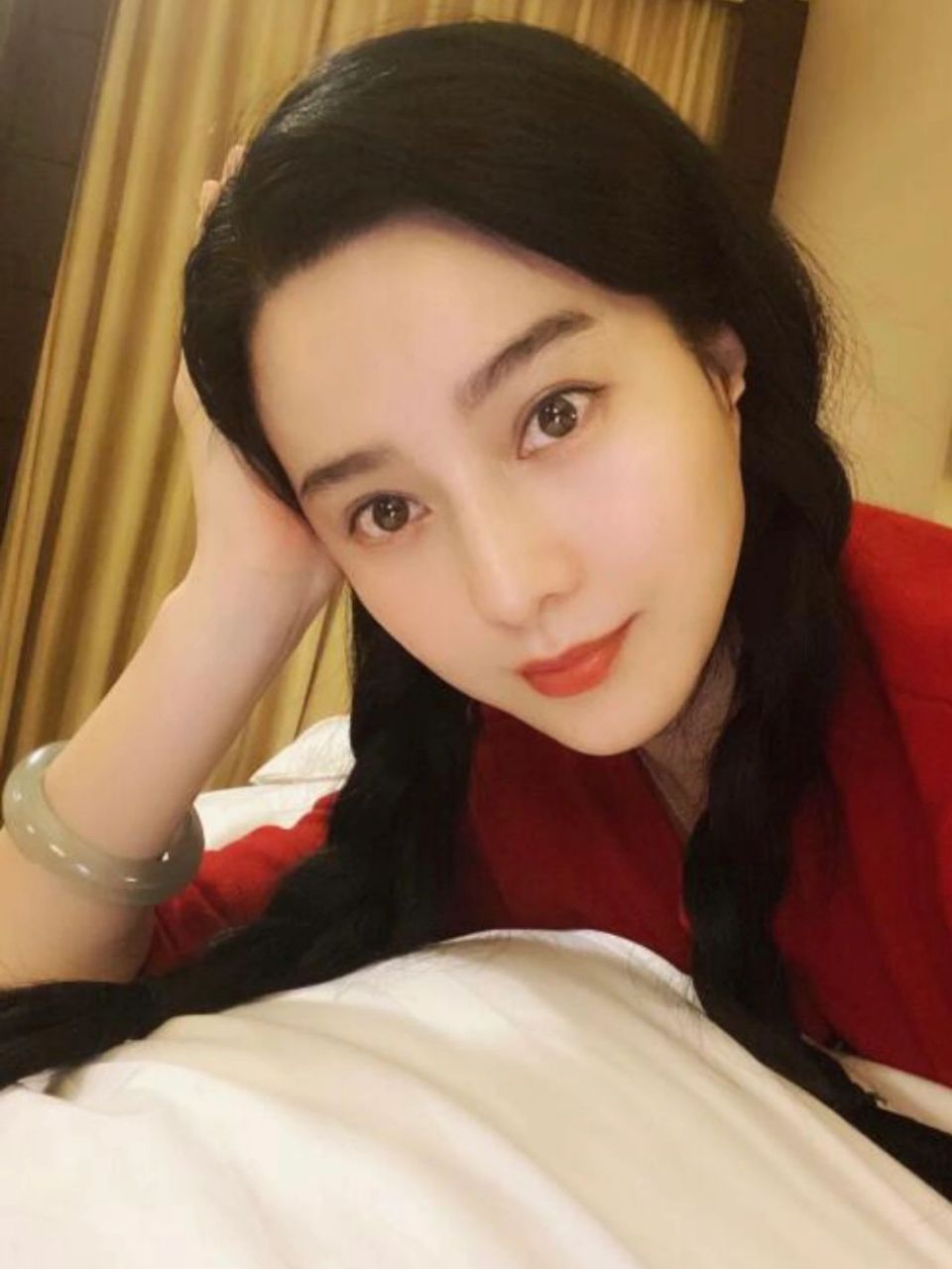 翡翠手镯惊艳到了 上一次惊艳我的还是姜文的老婆周韵(个人超爱周韵)