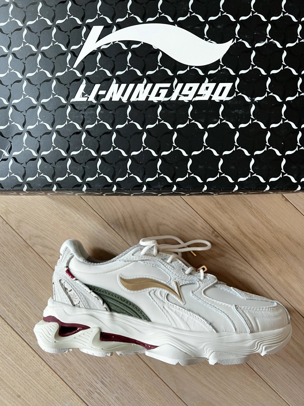 了 鞋面采用双面设计 外层是白色皮质 内鞋面是lining 1990线的logo