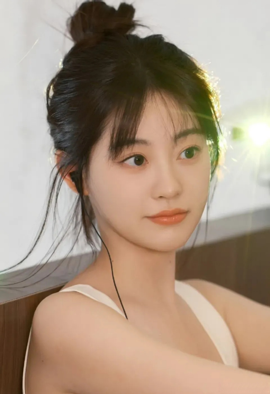 第一眼我以为是赵露思,点开图片认真看才发现是祝绪丹