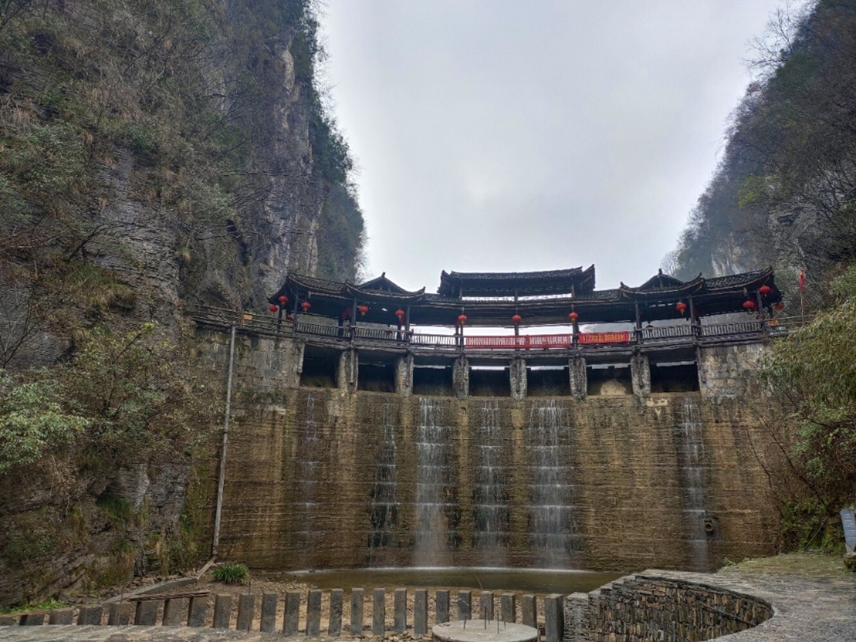 凤凰苗人谷,土匪洞 记得不太清了98这是我和小伙伴到了之后,在当地