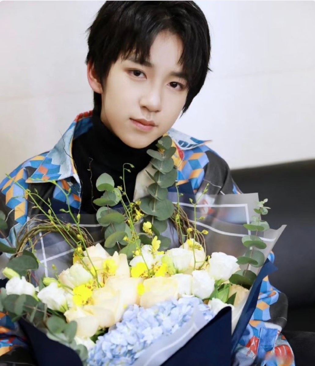 贺峻霖一路繁花花塑# 贺峻霖一路繁花好用心!