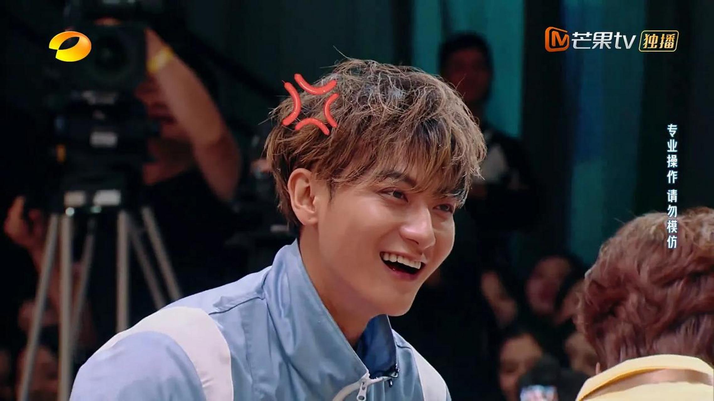 黄子韬的胜负欲太好笑了,综艺感十足,泼水和追人环节都急疯了,爱玩