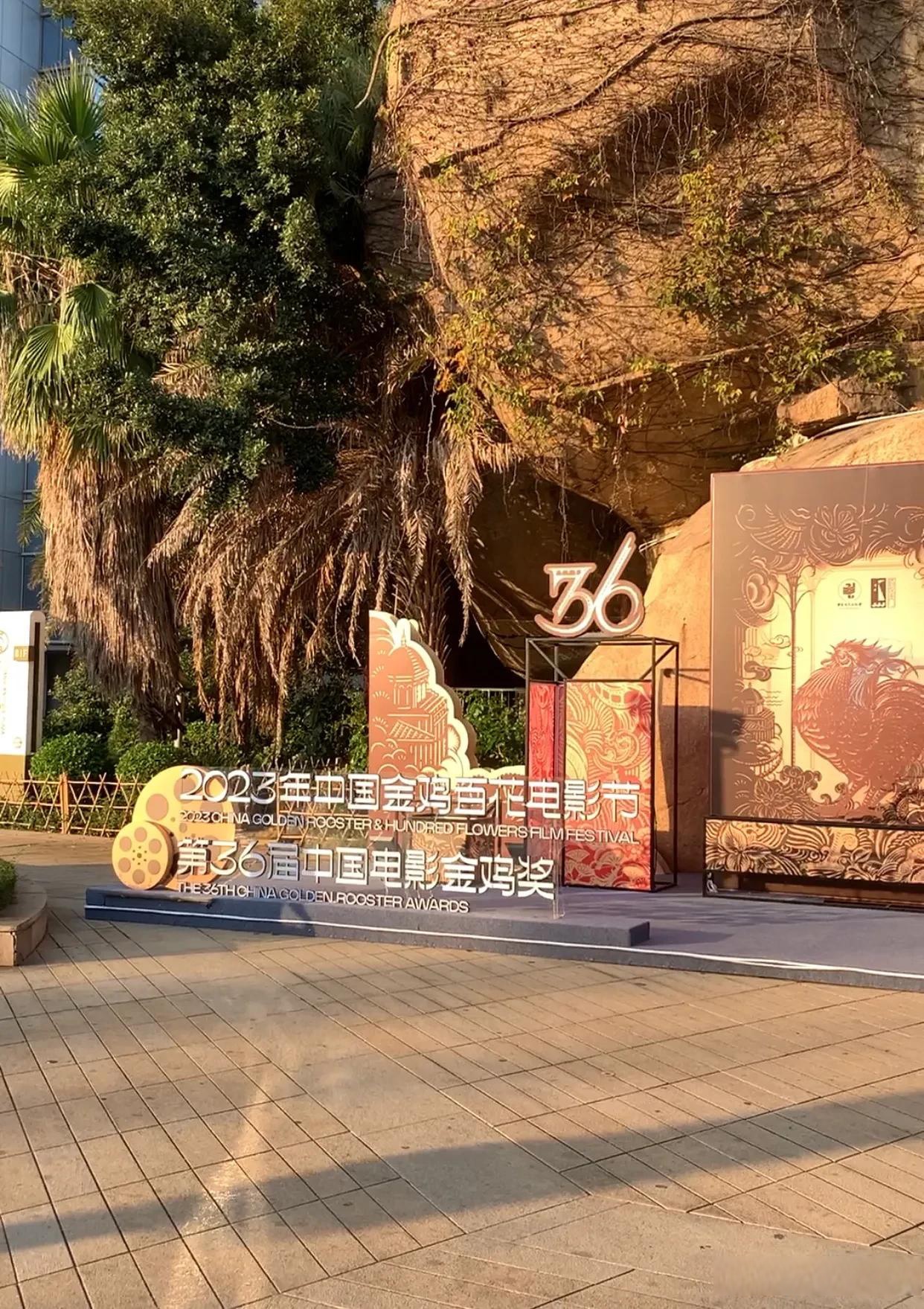 大家都去邮局体验沉浸式盖章金鸡明信片了吗?