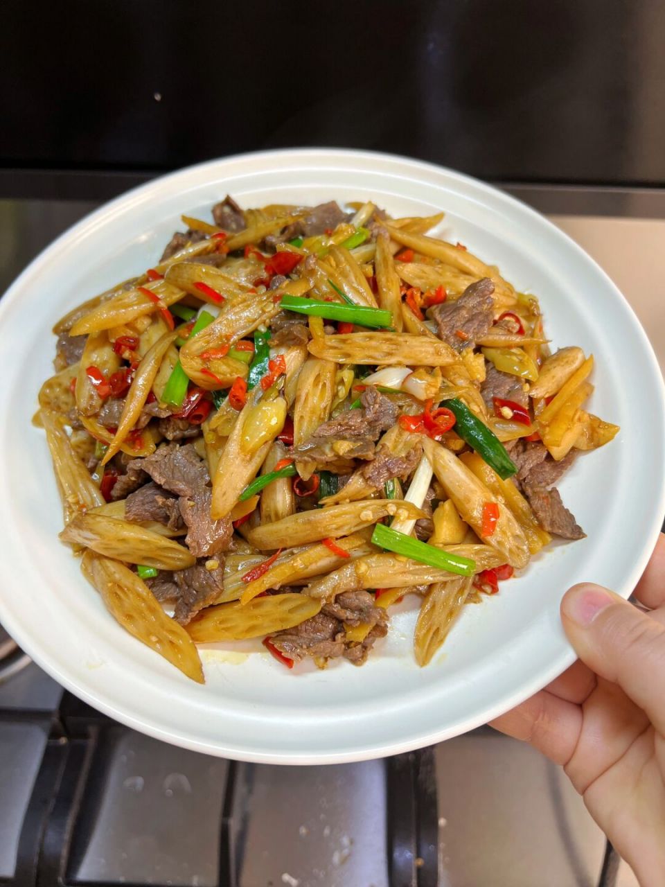 酸辣藕带炒牛肉,清脆爽口,太太太费米饭了 又到了吃藕带的季节啦,和
