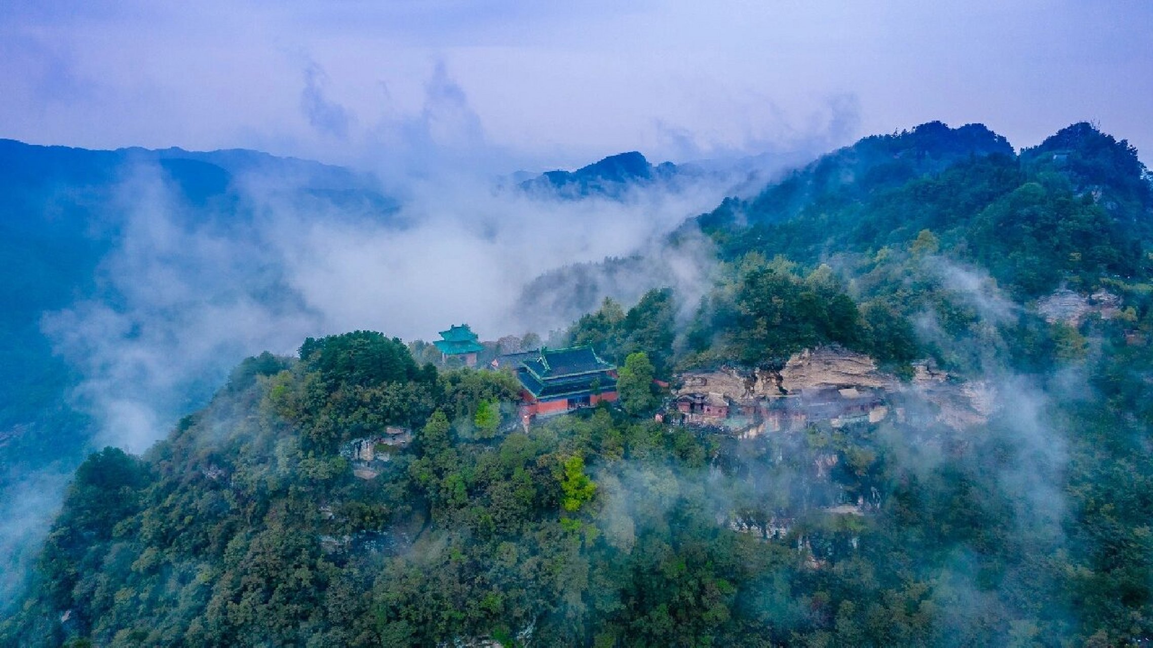 武当山 名称:武当山 地理位置:湖北省十堰市 名山简况:武当山,又名