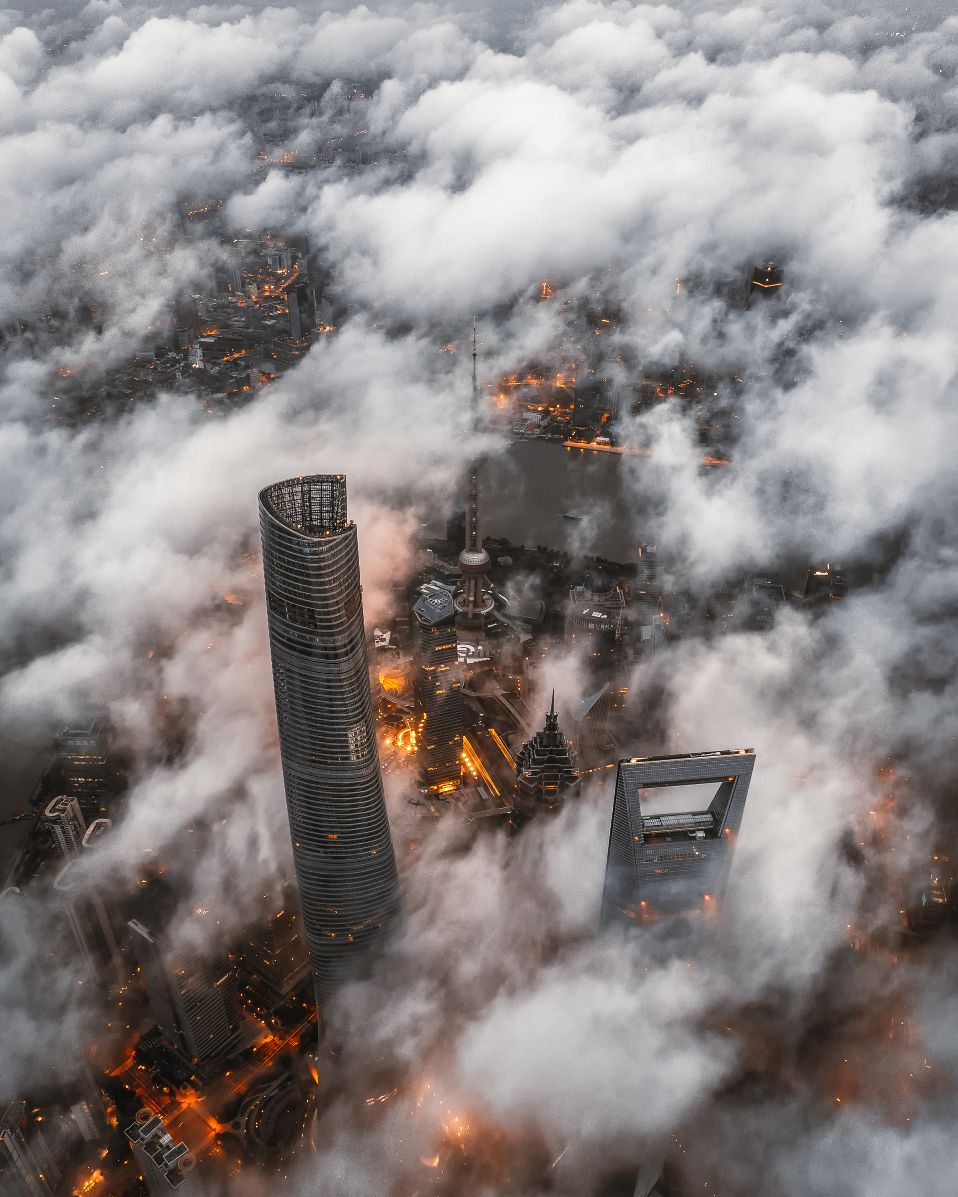 而平流云和火烧云更是摄影师们追逐的梦幻场景