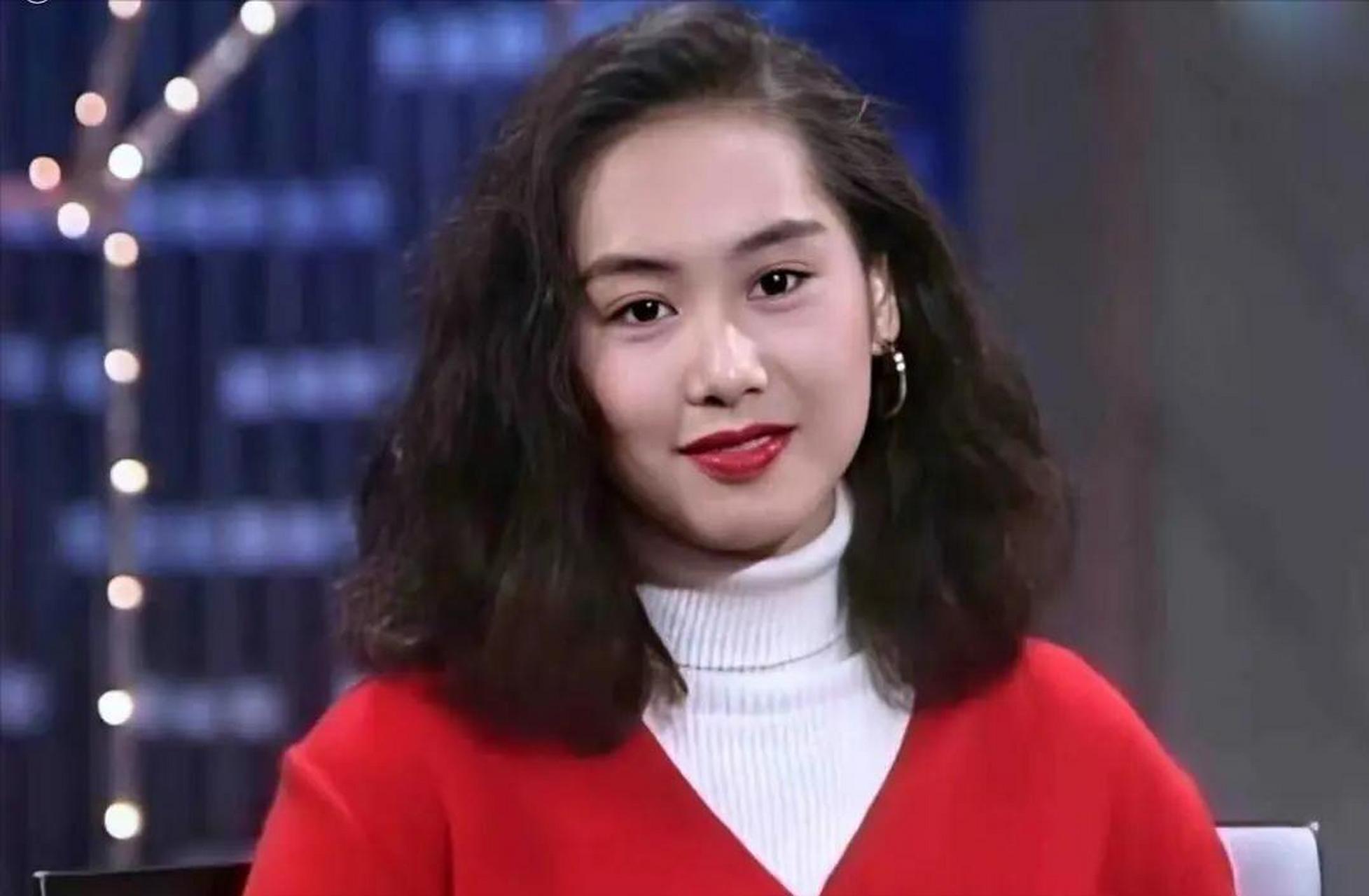 朱茵和关之琳都是中国香港影视界的著名演员,她们在不同的时期都