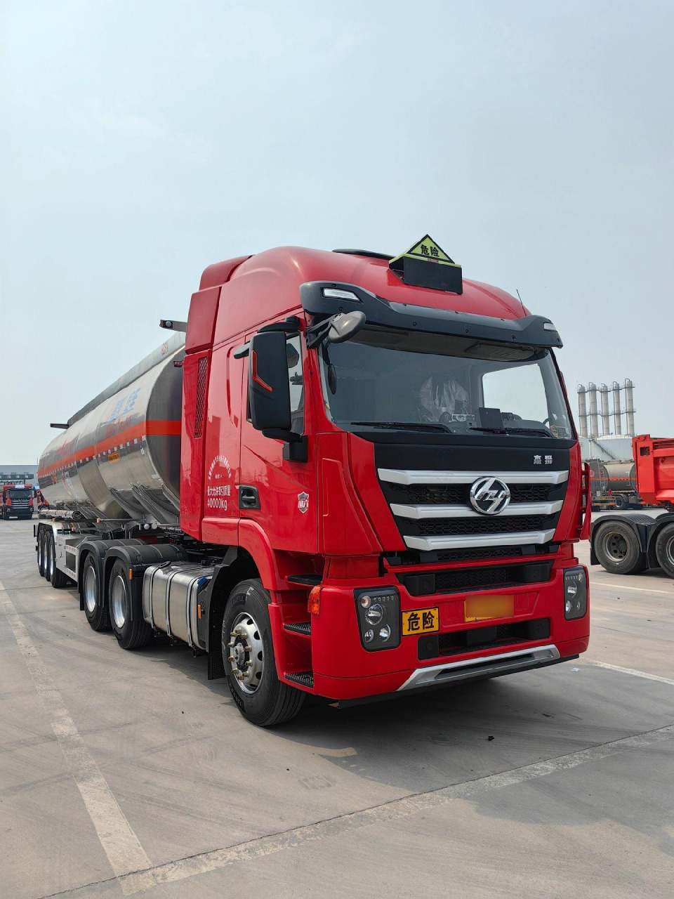 上汽红岩杰狮国六危化品牵引车,最省油,最安全,最高效!