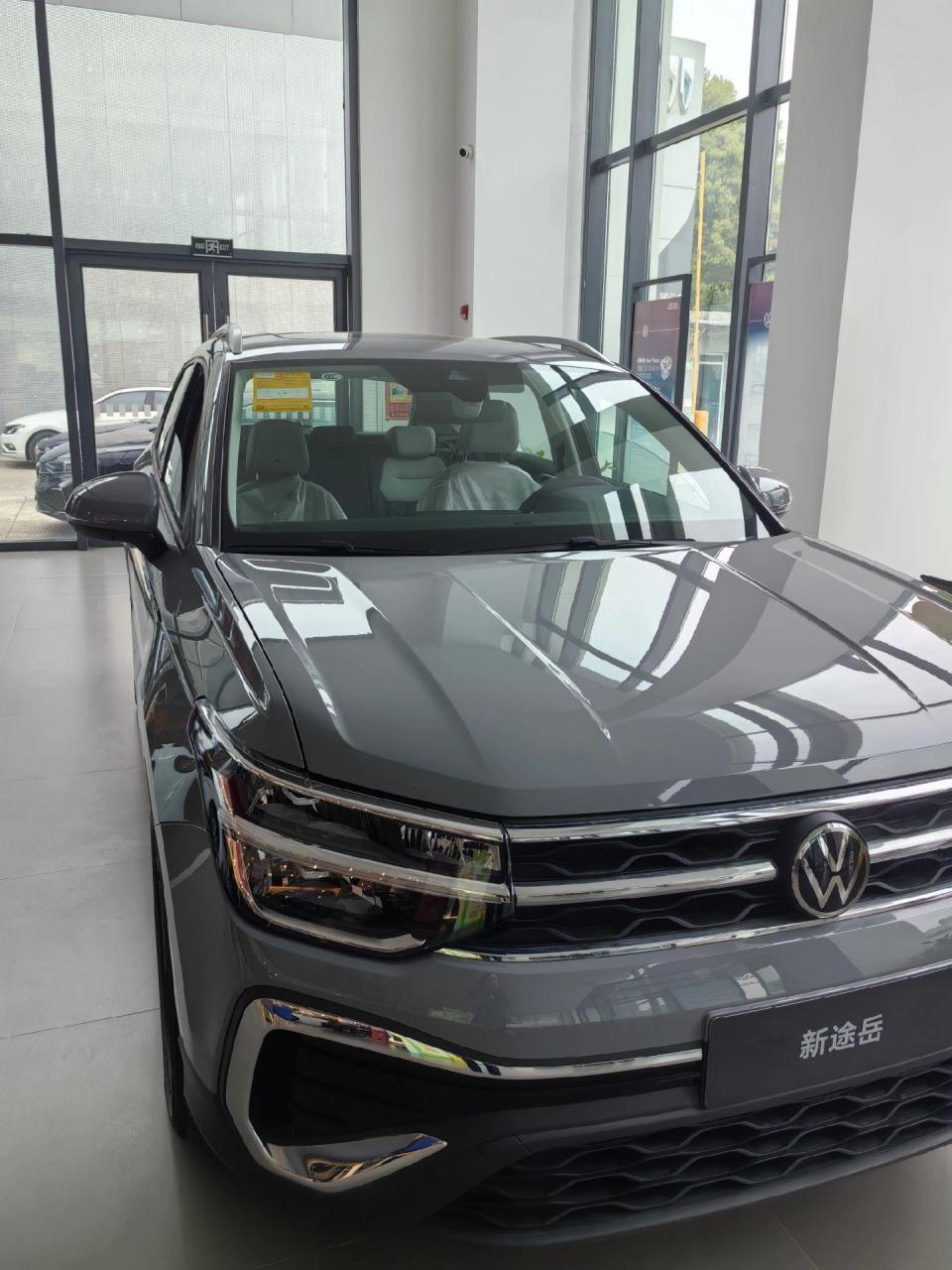 途岳300tsi满月版 上汽大众途岳是一款紧凑型suv车身尺寸4458x1841x