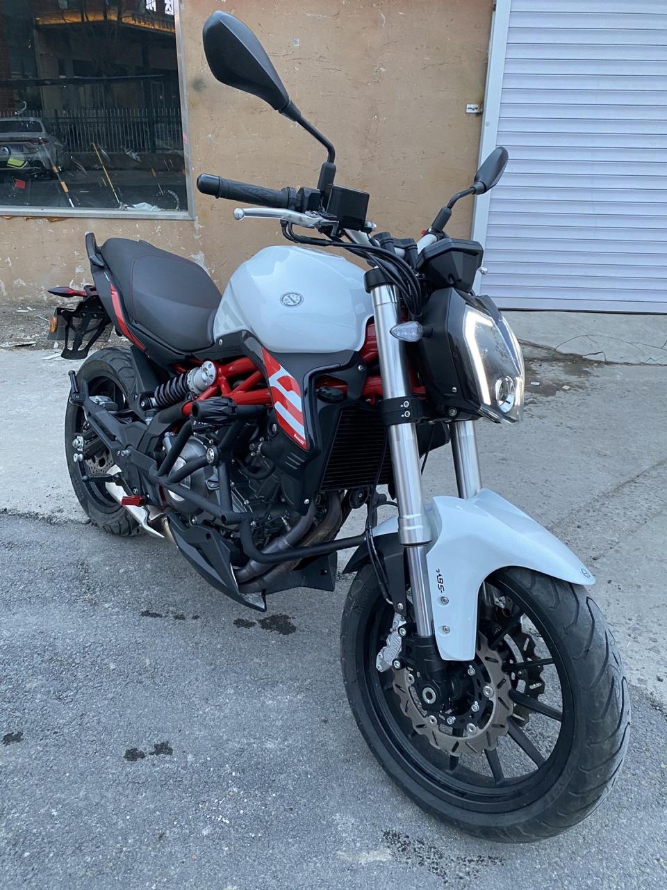 贝纳利黄龙300新款.