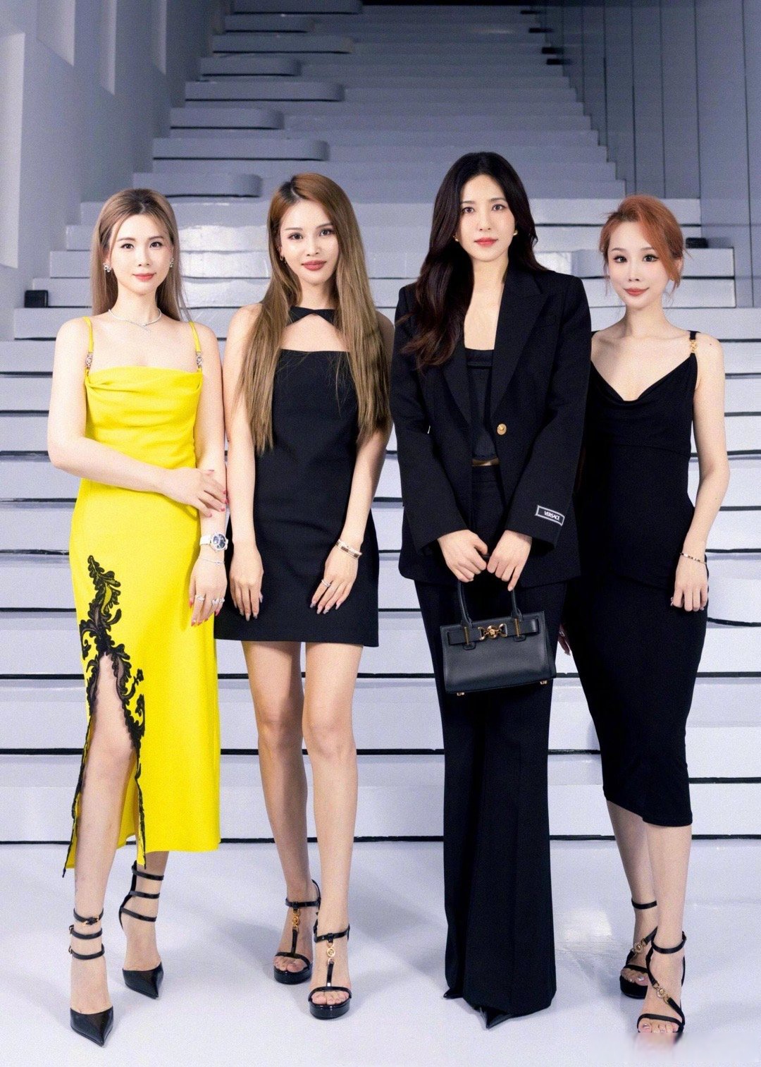 赵露思,曾黎与素人合影