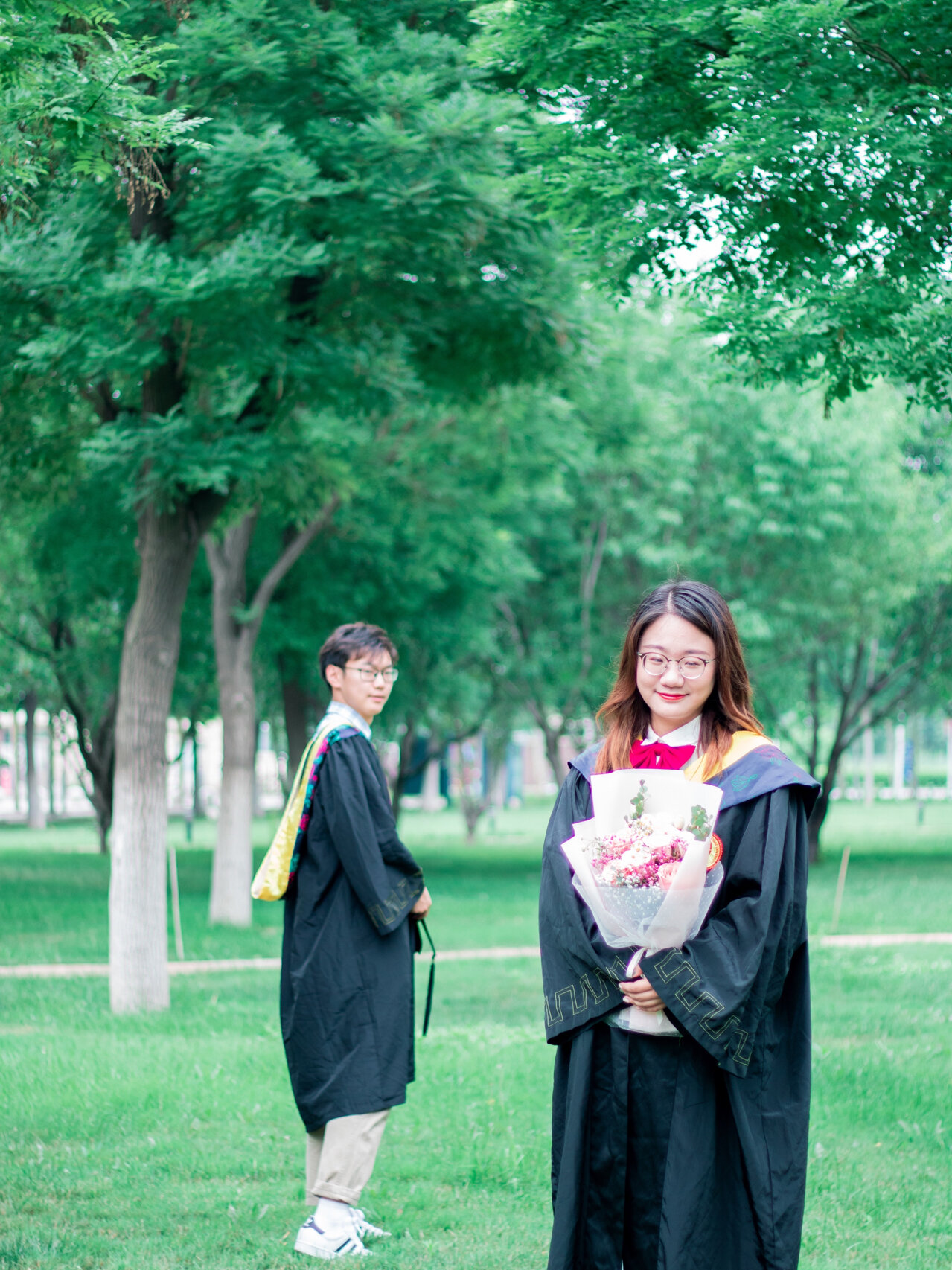 学士服情侣毕业照99 情侣拍照的姿势可以有很多,两人统一看摄影师